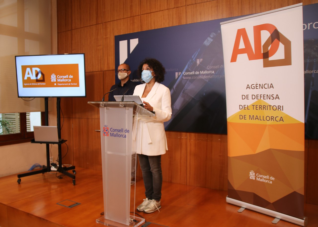  La consellera de Territori, Maria Antònia Garcías, i el director gerent de l’Agència de Defensa del Territori, Tomeu Tugores.