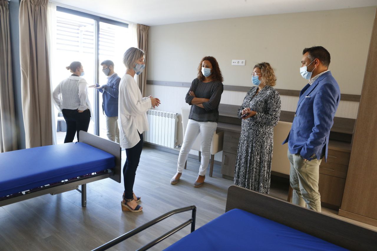 Visita de la presidenta Cladera i el president de l'IMAS a la residència per a positius de covid-19.