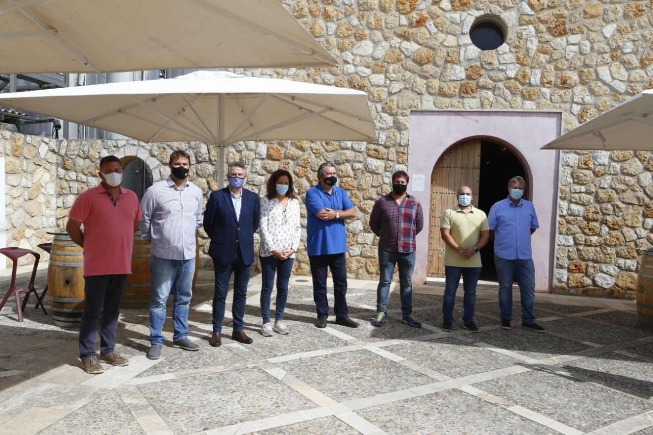 La presidenta Cladera durant la reunió amb l’Associació de cellers de Santa Maria del Camí.