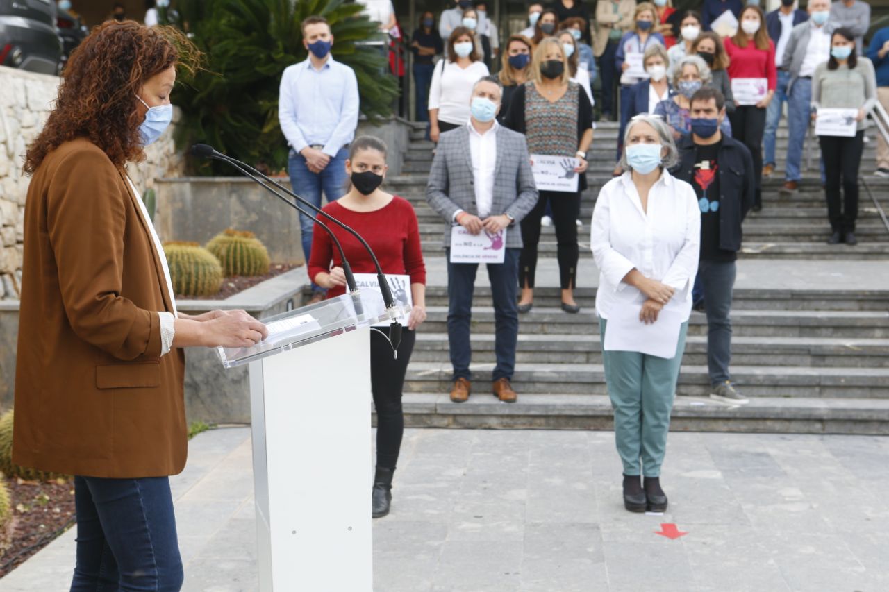 Acte de rebuig del crim de violència masclista a Peguera.