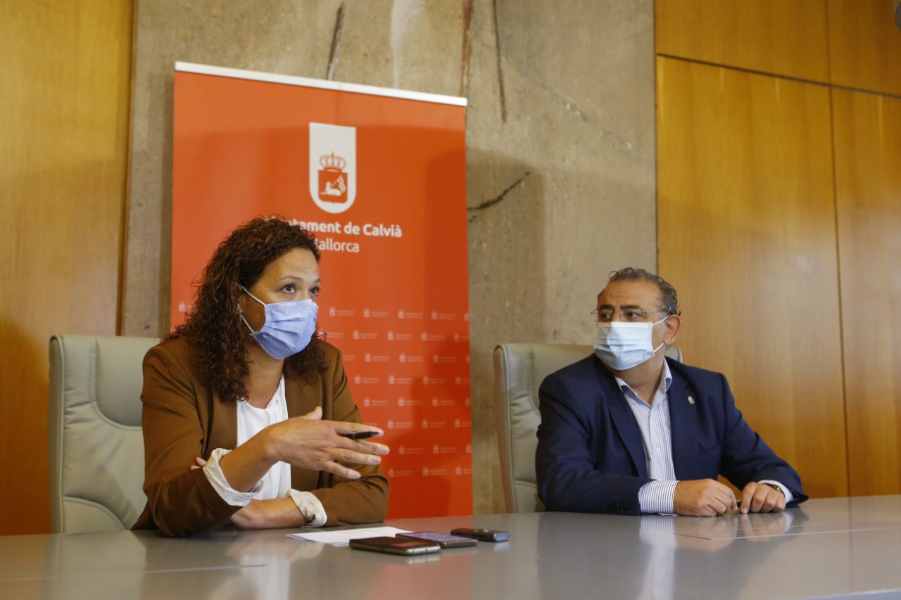 La presidenta Catalina Cladera i el batle de Calvià, Alfonso Rodríguez.