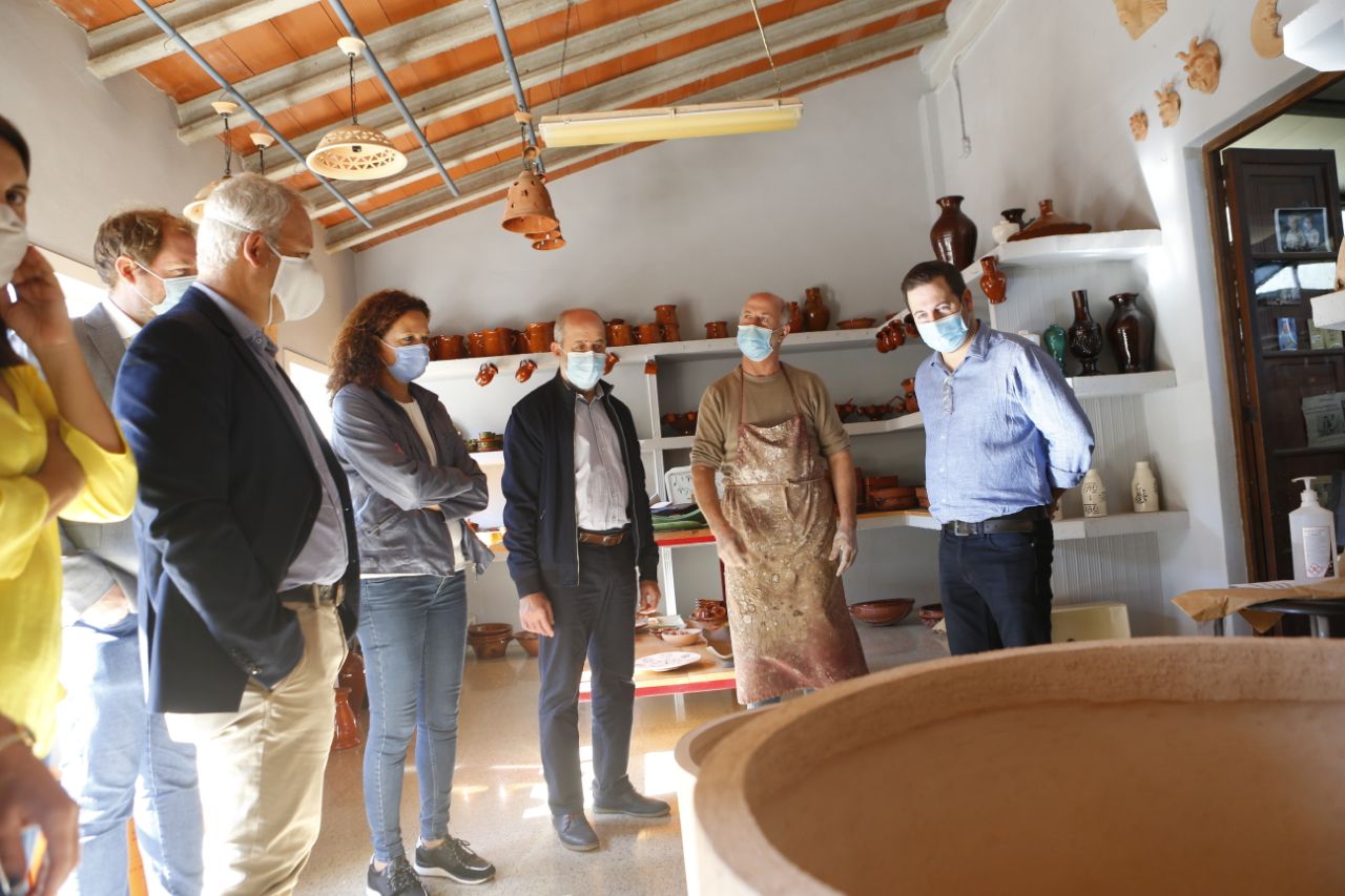 La presidenta Cladera visita la ruta del fang a Marratxí.