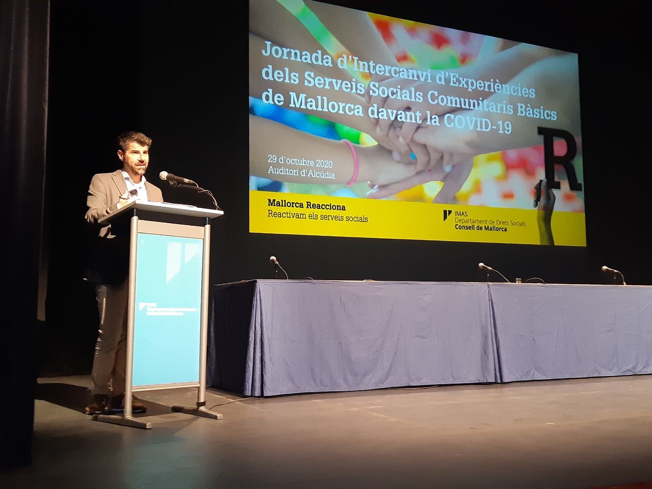 El conseller Javier de Juan durant la Jornada d’intercanvi d’Experiències dels Serveis Socials Comunitaris Bàsics de Mallorca davant la covid-19.
