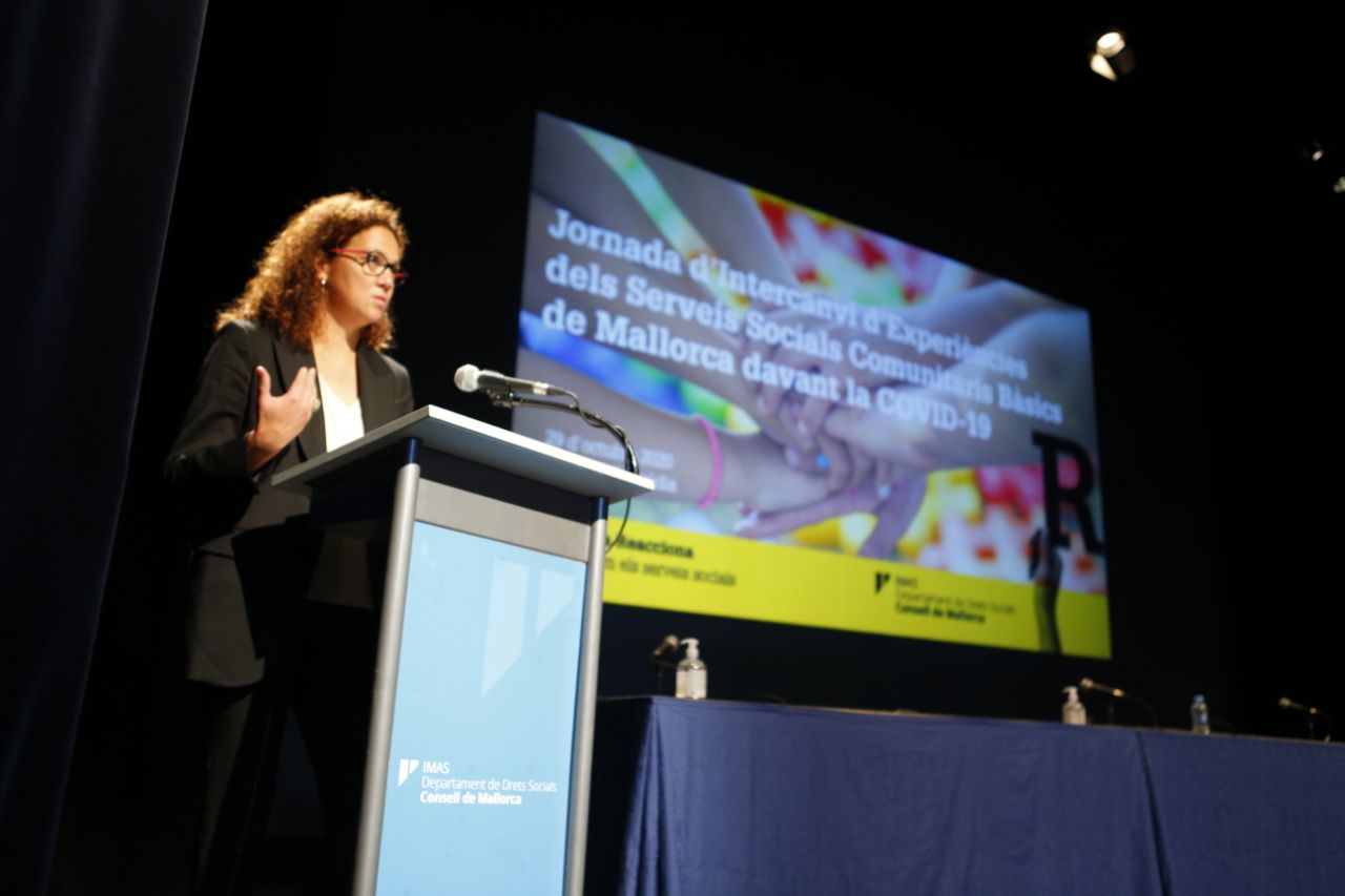 La presidenta Cladera durant la Jornada d’intercanvi d’Experiències dels Serveis Socials Comunitaris Bàsics de Mallorca davant la covid-19.