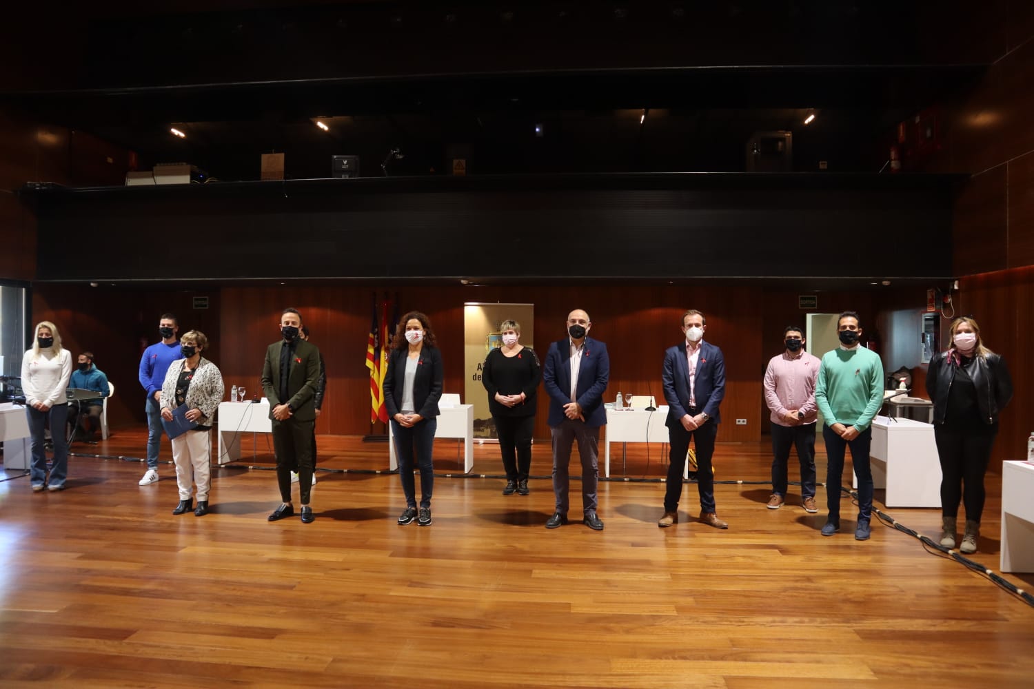 La presidenta Cladera i el conseller Serra amb l'equip de govern de Capdepera, encapçalat pel batle Rafel Hernández.