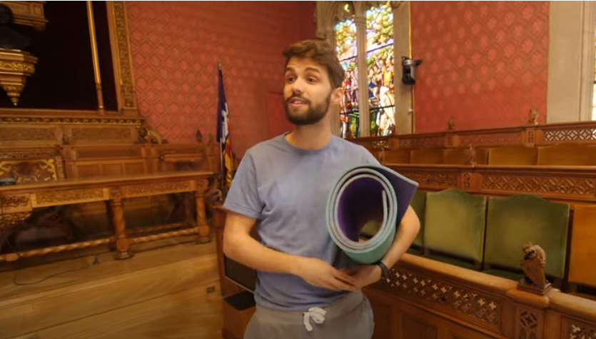 Fotograma del curtmentratge Qui hi viu aquí?