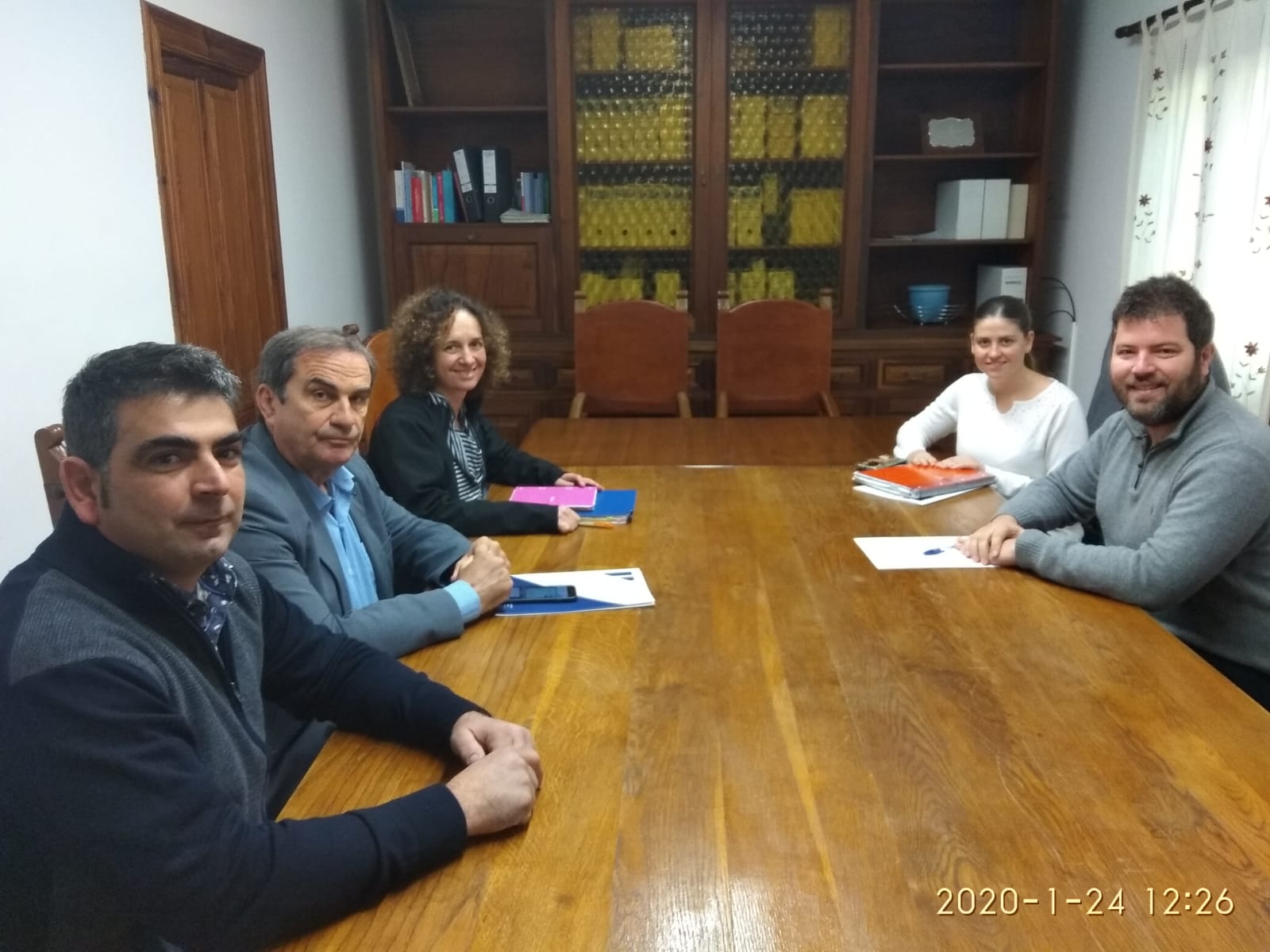 La vicepresidenta segunda y consellera de Sostenibilitat y Medi Ambient Aurora Ribot y el alcalde de Maria de la Salut Biel mas.