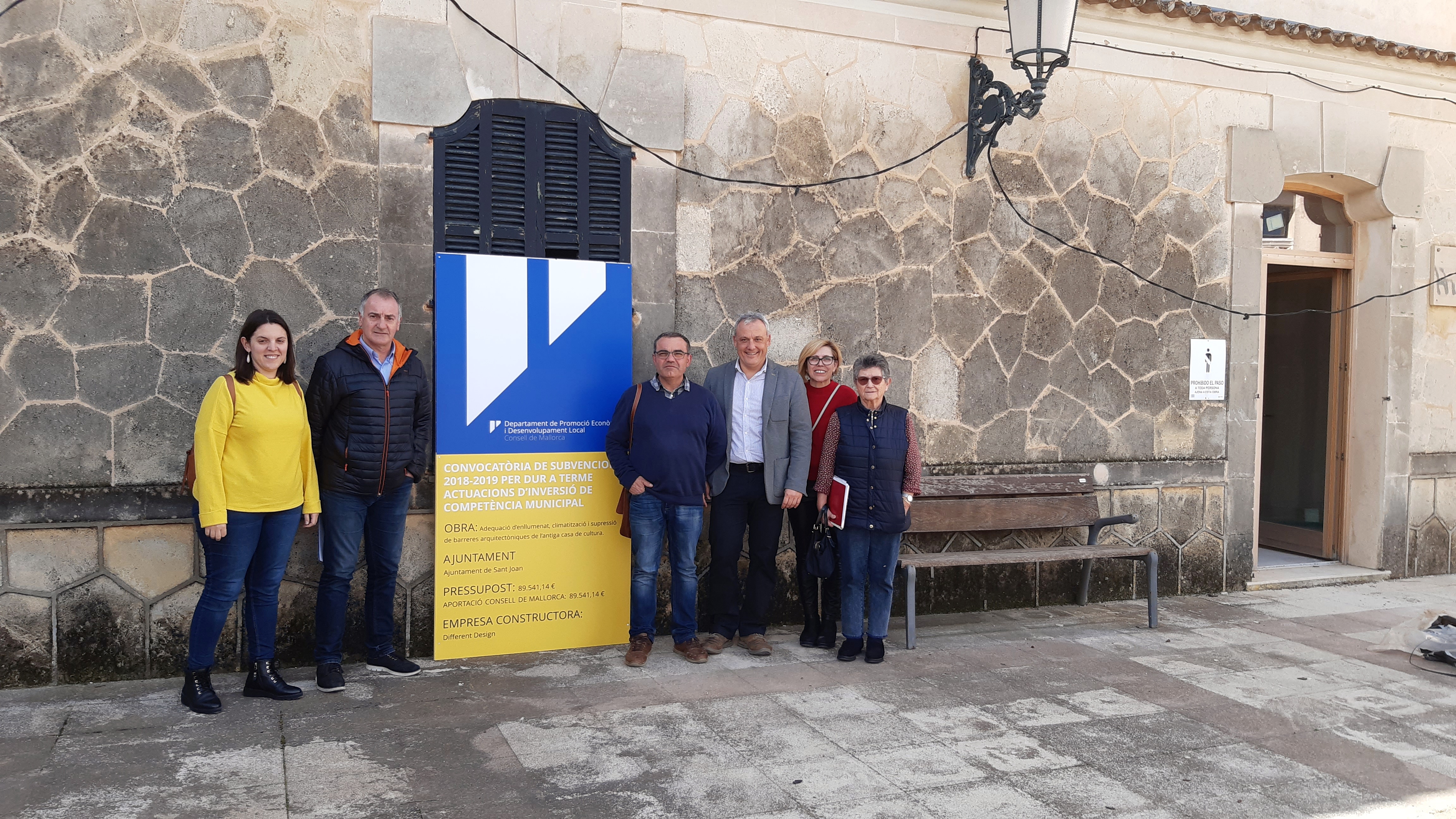 El conseller Jaume Alzamora, el batle Francesc Mestre, el director insular Jaume Tomàs i les regidores de Sant Joan, Marta Jordà, Maria Antònia Barroso i Antònia Fontirroig.