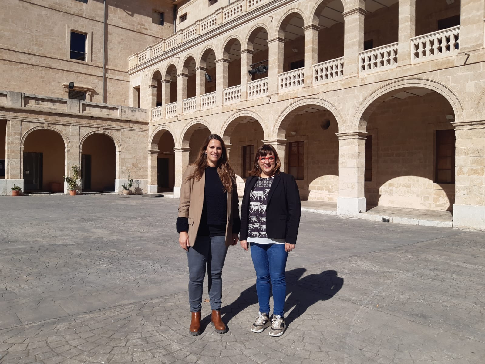 Directora insular de Cultura, Maria Pastor, i Consellera de Cultura, Bel Busquets. (esquerra a dreta)