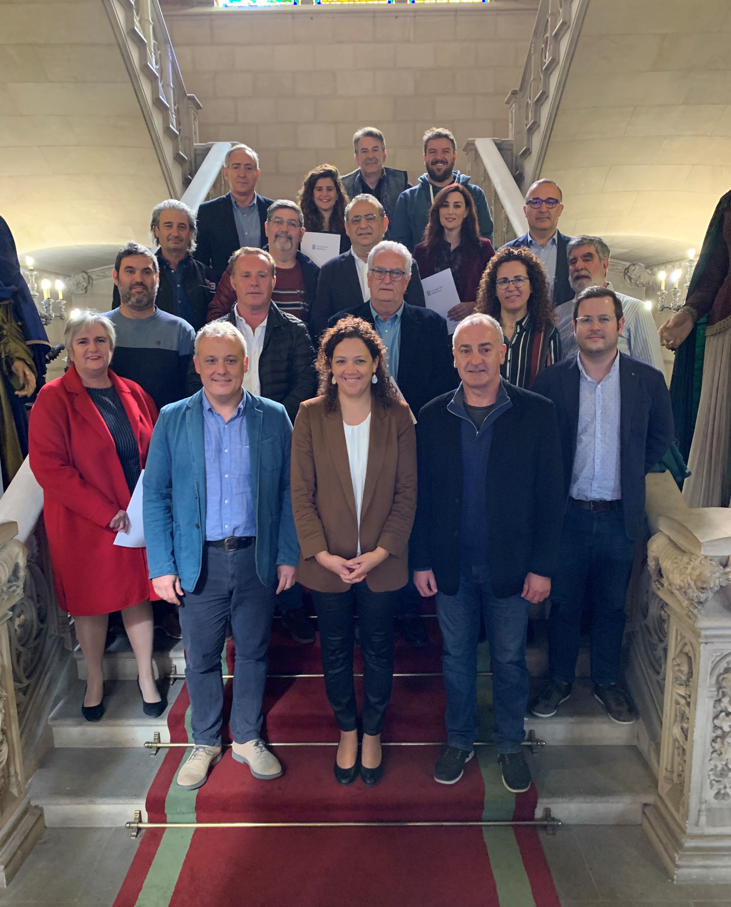 La presidenta Cladera amb el conseller Alzamora i els batles i batlesses que han signat els convenis.
