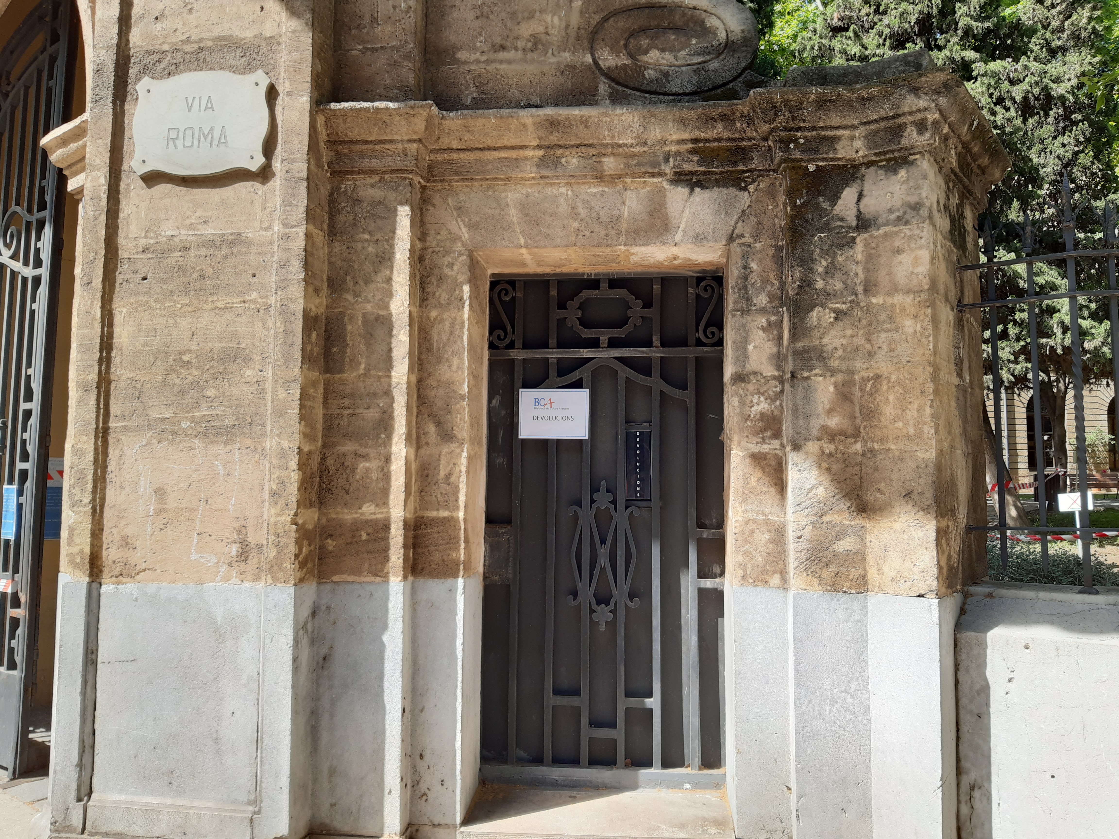 Preparatius per la reobertura de la BCA. Instal·lació de la bústia de devolucions