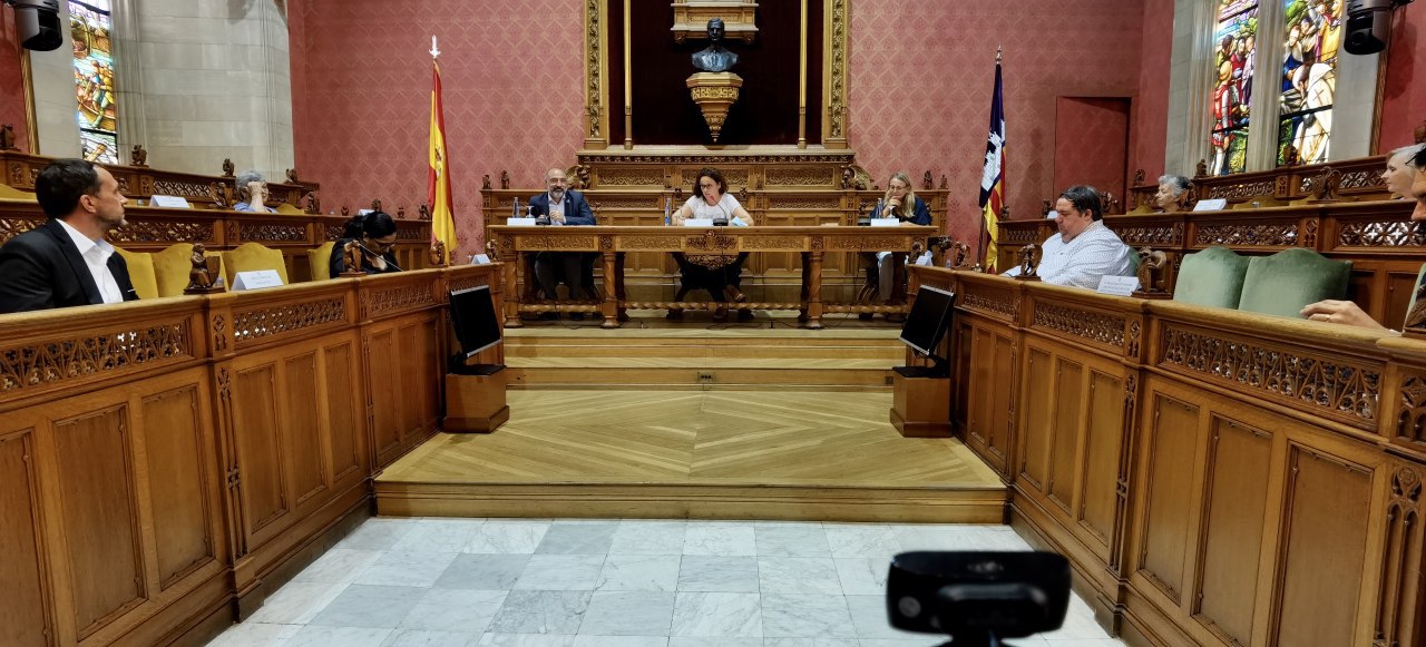 La presidenta del Consell de Mallorca, Catalina Cladera, acompanyada pel conseller de Turisme i Esports, Andreu Serra, ha convocat els cònsols dels països que representen els nostres principals mercats turístics emissors.