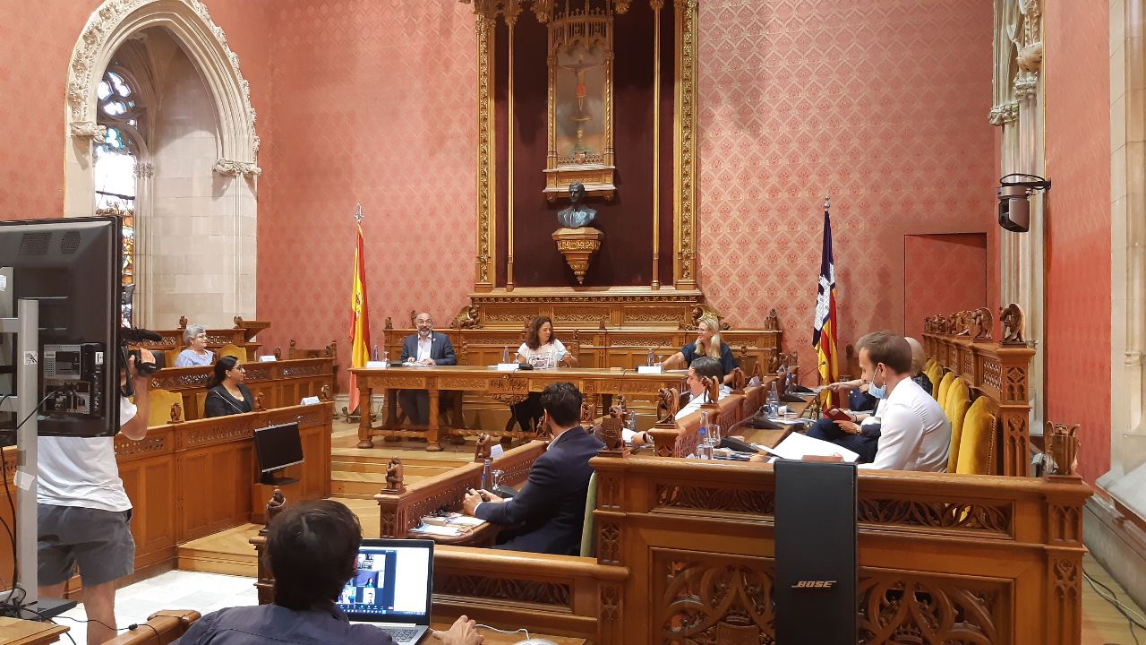 La presidenta del Consell de Mallorca, Catalina Cladera, acompanyada pel conseller de Turisme i Esports, Andreu Serra, ha convocat els cònsols dels països que representen els nostres principals mercats turístics emissors.