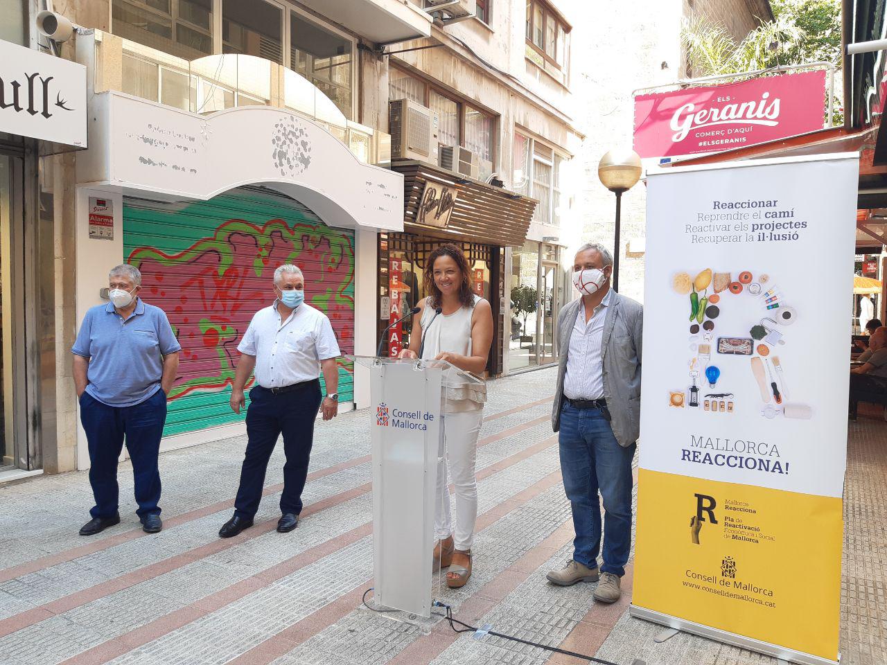 La presidenta del Consell, Catalina Cladera; el conseller de Promoció Econòmica i Desenvolupament Local, Jaume Alzamora; el director insular de Promoció Econòmica, Joan Font; i el president de l'Associació de Comerciants de Els Geranis, Mateu Cunill.