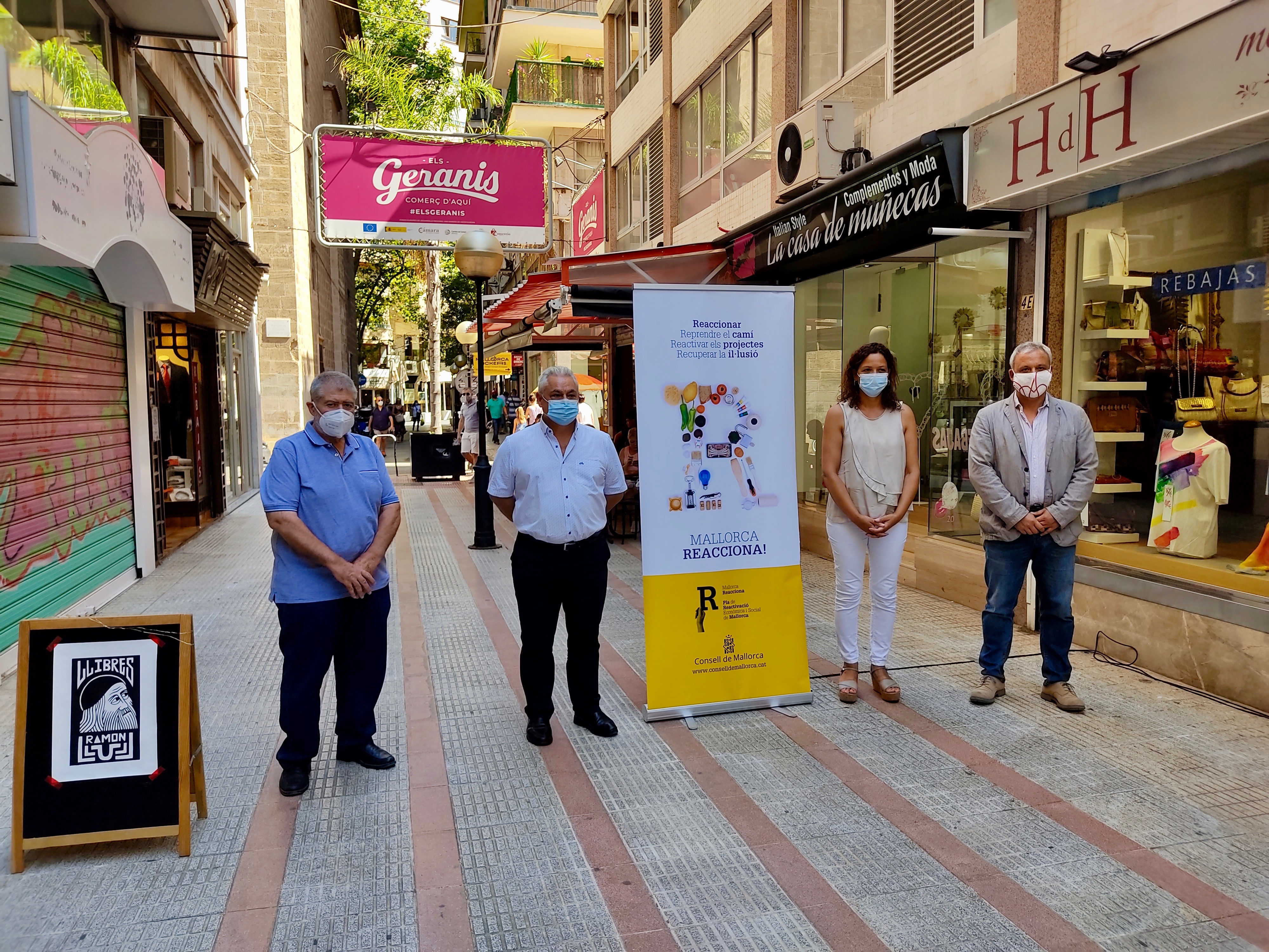 Imatge de la presentació de les subvencions de Promoció Econòmica 2020 el passat mes de juliol. La presidenta del Consell, Catalina Cladera; el conseller de Promoció Econòmica i Desenvolupament Local, Jaume Alzamora; el director insular de Promoció Econòmica, Joan Font; i el president de l’Associació de Comerciants de Els Geranis, Mateu Cunill.