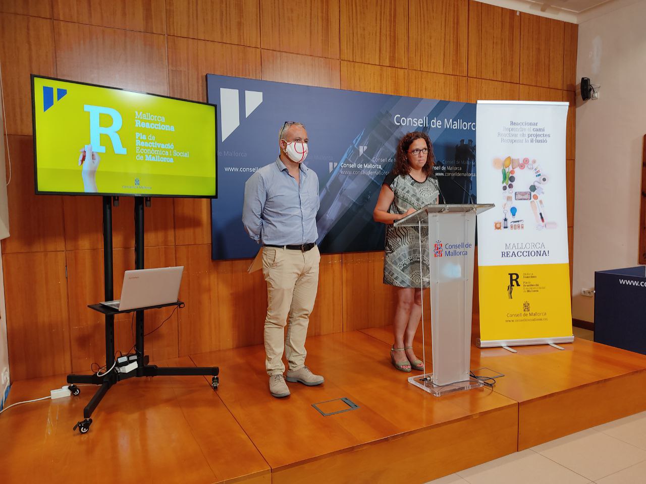 La presidenta Catalina Cladera i el conseller Jaume Alzamora durant la roda de premsa de presentació de les ajudes per a actuacions dels PAESC de Mallorca.