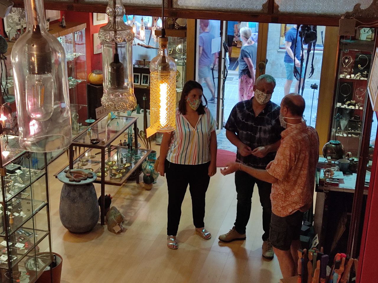 El conseller Alzamora i la directora insular d’Artesania, Marta Jordà, han visitat avui a Sóller dos dels artesans beneficiats amb aquests ajuts: l’artesà saboner Joachim Pourque i el mestre artesà joier Carlos Tellechea (a la foto)