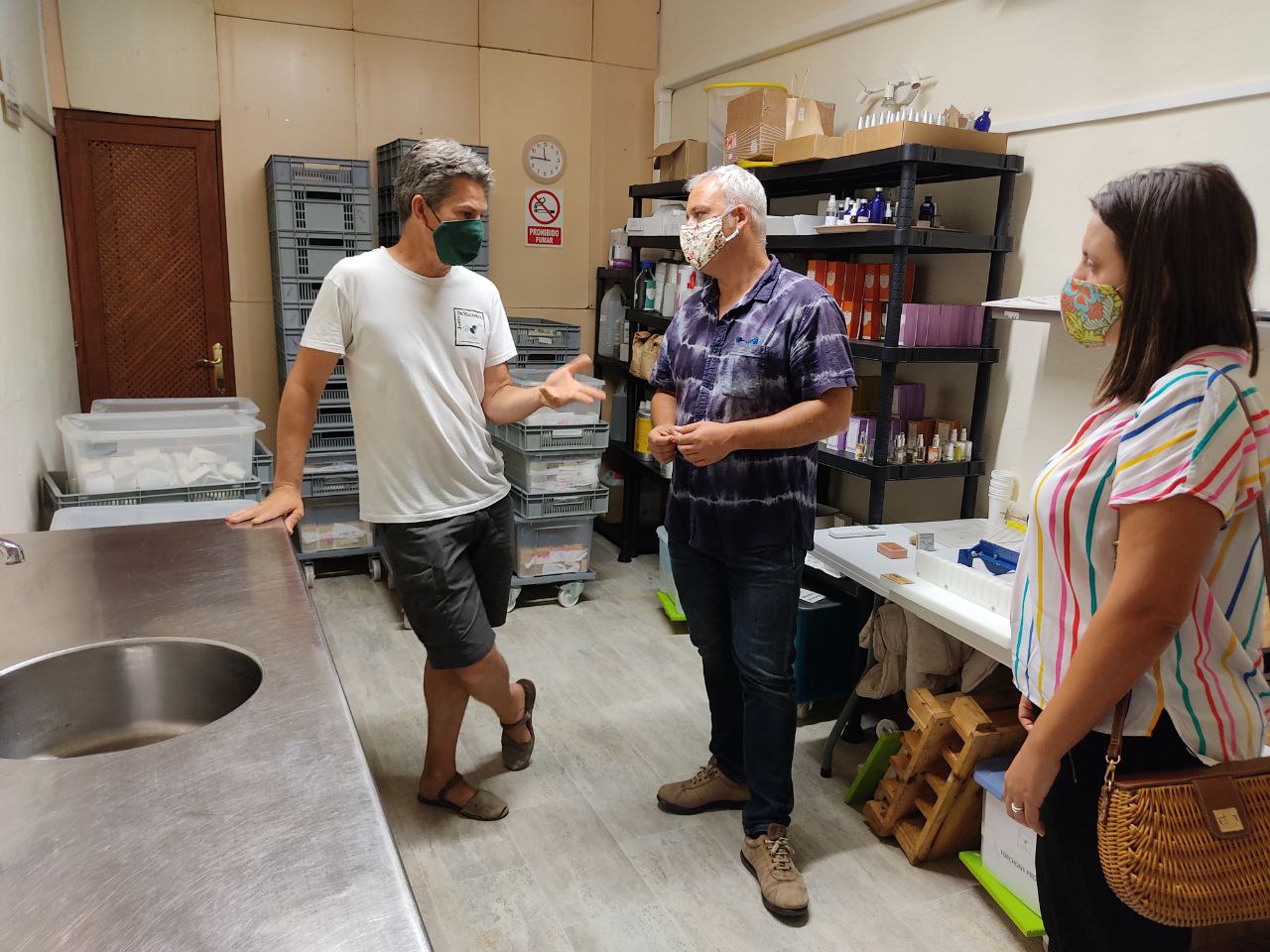 El conseller Alzamora i la directora insular d’Artesania, Marta Jordà, han visitat avui a Sóller dos dels artesans beneficiats amb aquests ajuts: l’artesà saboner Joachim Pourque (a la foto) i el mestre artesà joier Carlos Tellechea