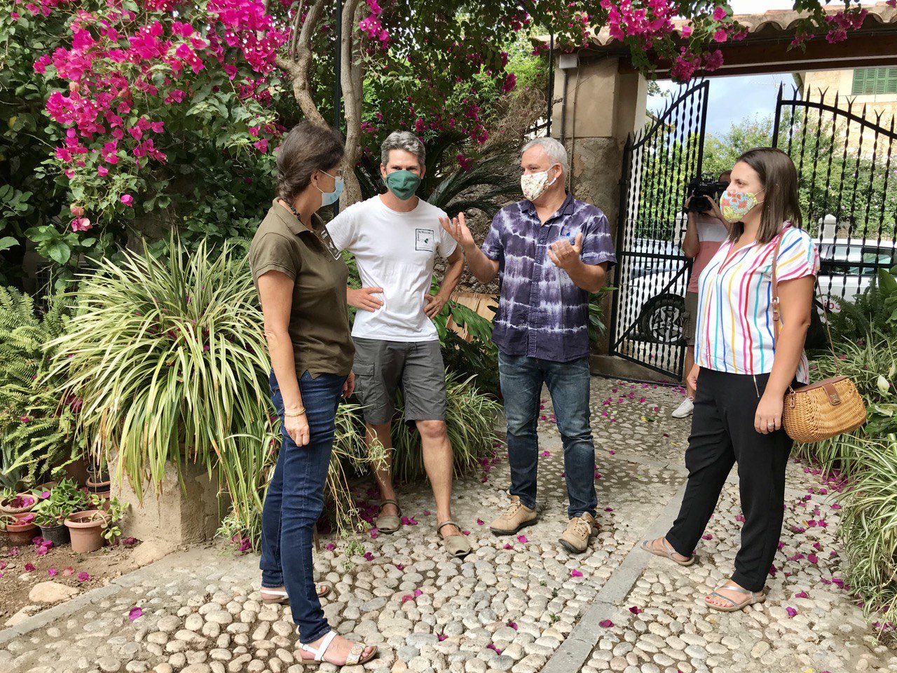 El conseller Alzamora i la directora insular d’Artesania, Marta Jordà, han visitat avui a Sóller dos dels artesans beneficiats amb aquests ajuts: l’artesà saboner Joachim Pourque (a la foto) i el mestre artesà joier Carlos Tellechea