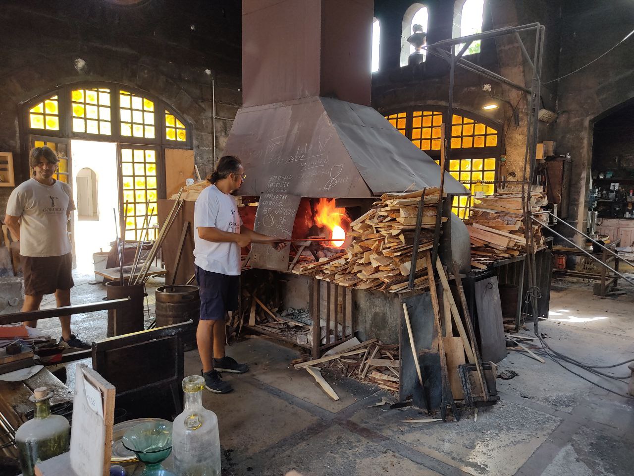 El conseller Alzamora y la directora insular d'Artesania, Marta Jordà, han visitado la fábrica Gordiola, candidata al Premi Nacional de Artesanía 2020.