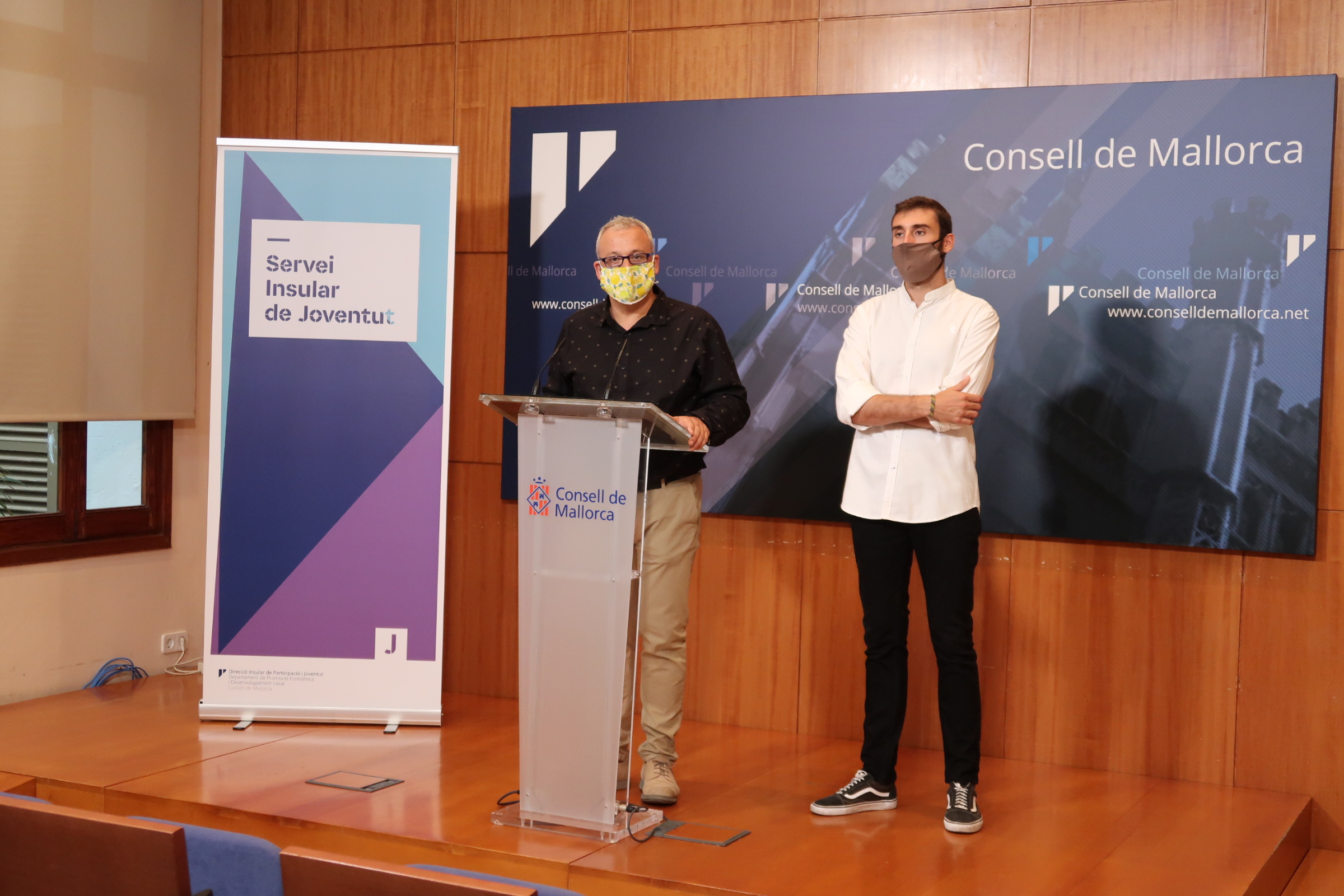 El conseller de Promoció Econòmica i Desenvolupament Local, Jaume Alzamora, acompanyat del director insular de Participació i Joventut, Àlex Segura,