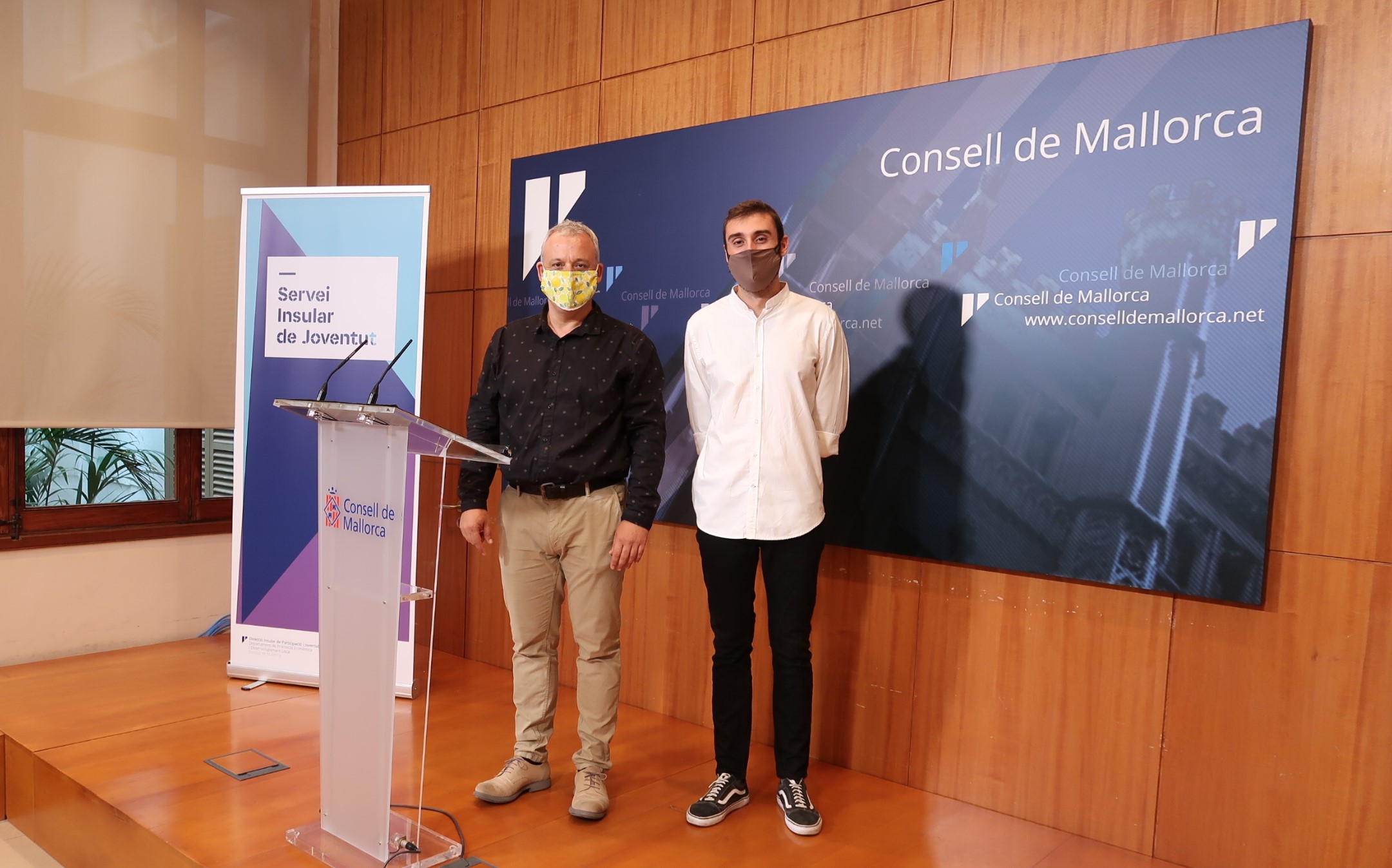 El conseller de Promoció Econòmica i Desenvolupament Local, Jaume Alzamora, acompanyat del director insular de Participació i Joventut, Àlex Segura.
