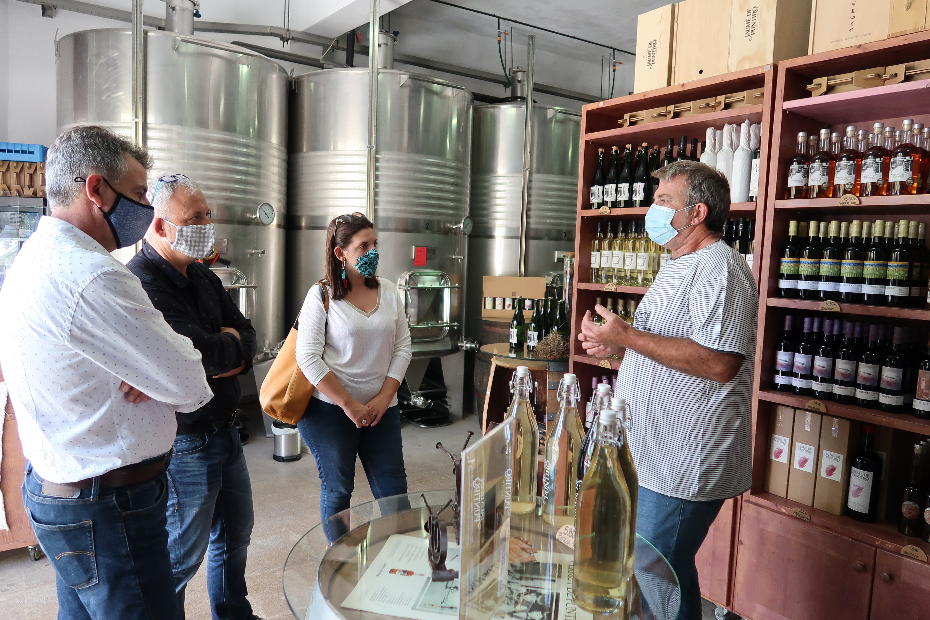 El conseller Jaume Alzamora, la directora insular Marta Jordà i el batle Nicolau Canyelles amb el mestre artesà Pere Calafat, de Vins Jaume de Puntiró