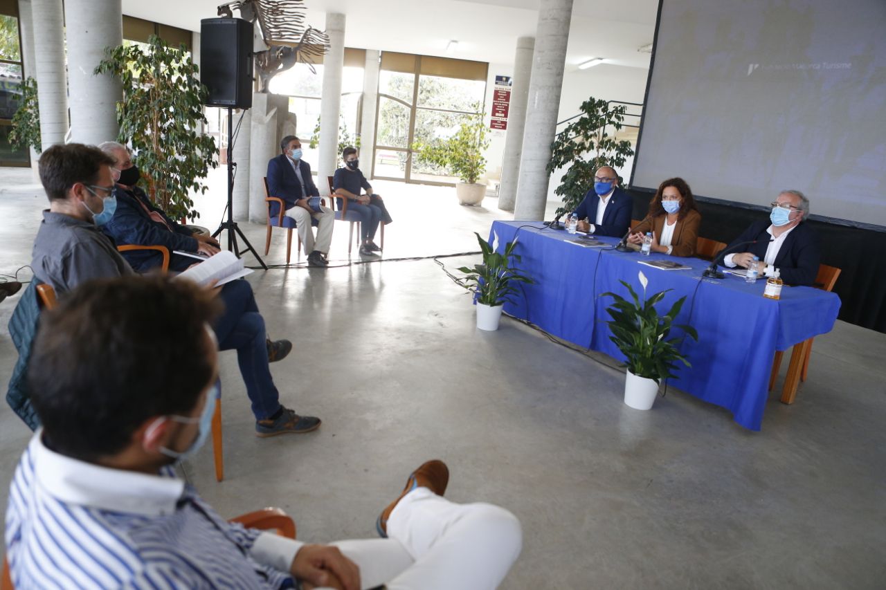 La presidenta del Consell de Mallorca, Catalina Cladera, ha presentat el Pla de dinamització del turisme eqüestre, una anàlisi de la situació actual del sector del cavall a l’illa duta a terme per la Fundació Mallorca Turisme.
