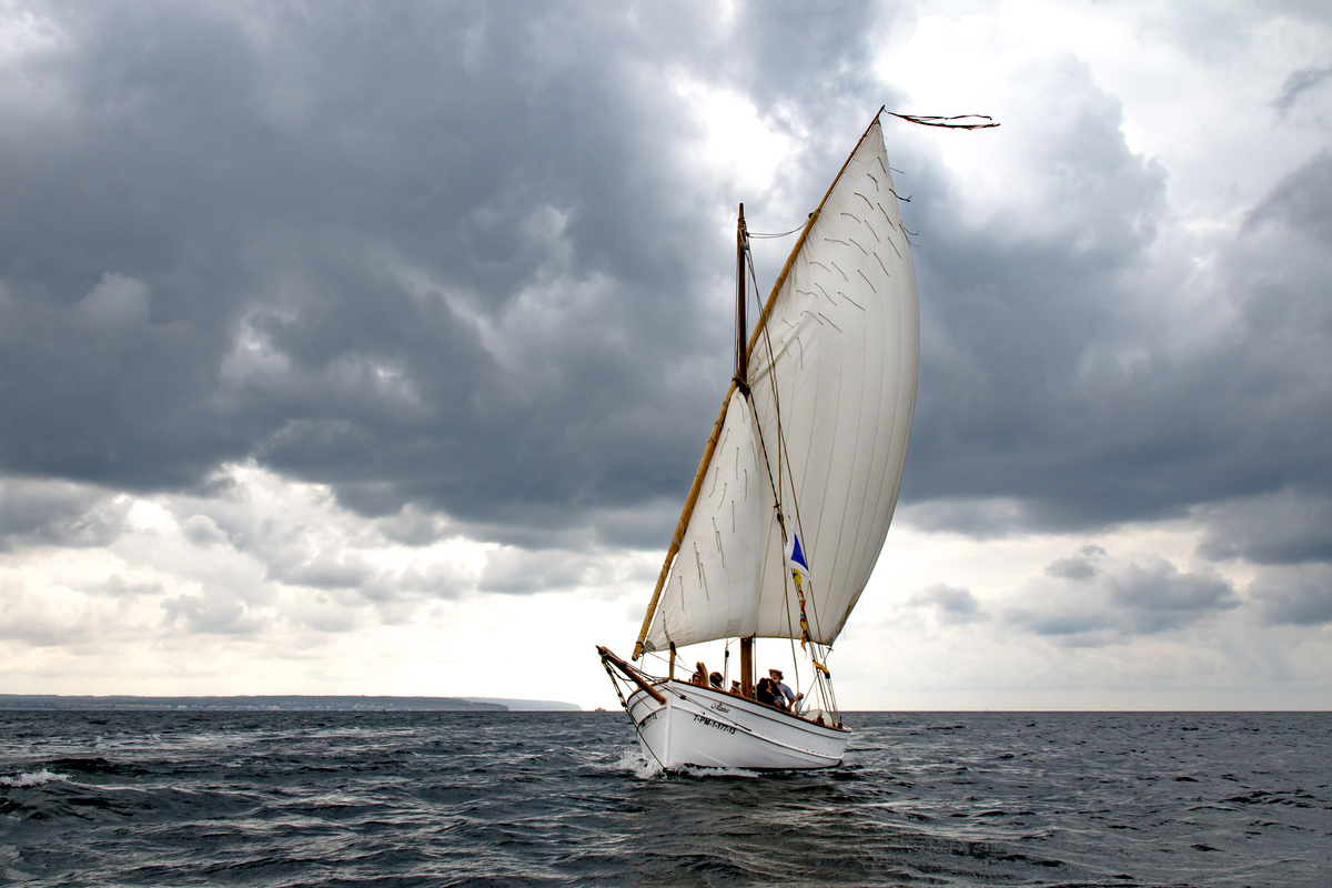 Embarcació Alzina (llaüt amb vela llatina) fotografiada durant una regata el 2018 (Guillem Garcés)