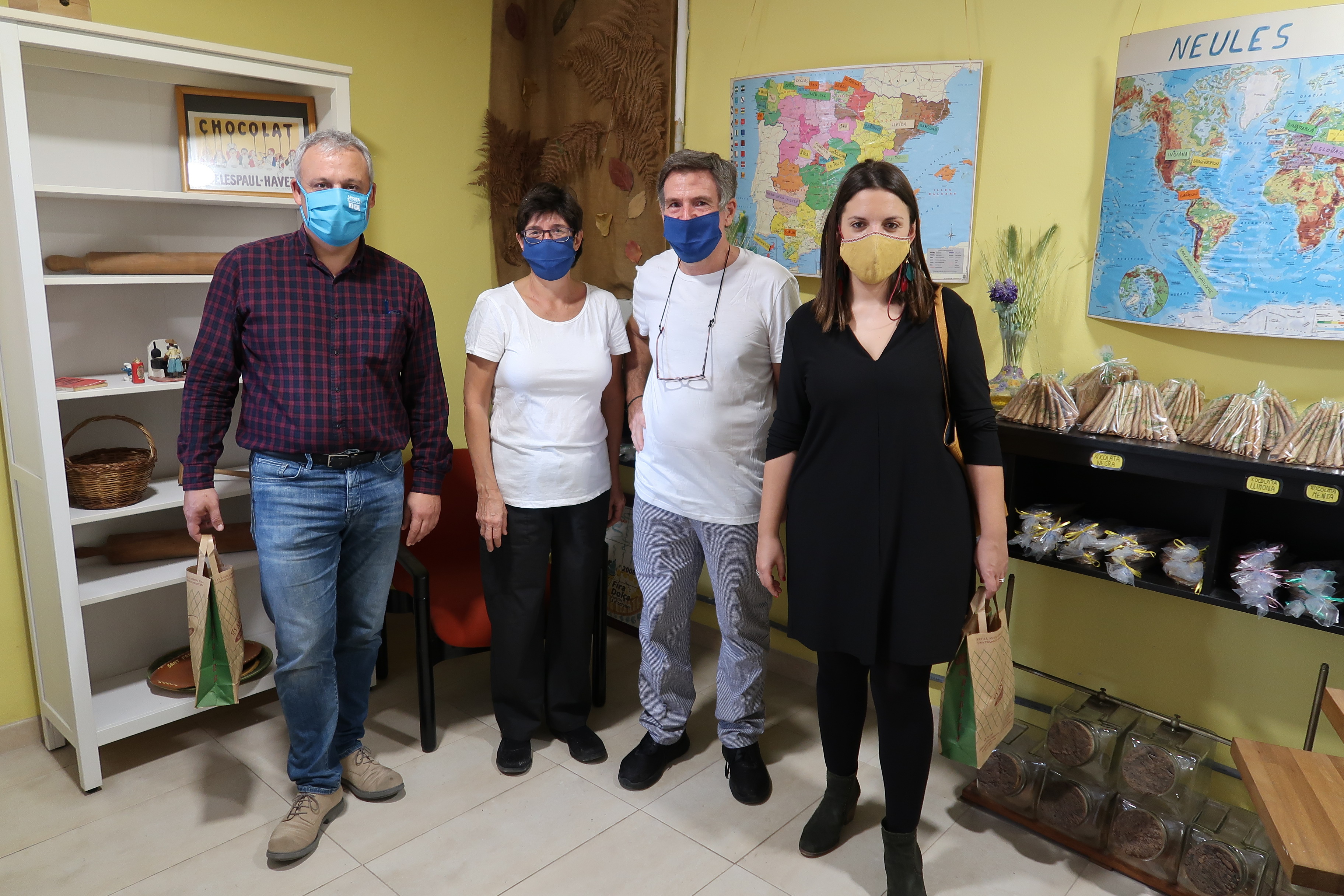 El conseller Alzamora i la directora insular d'Artesania, Marta Jordà, amb Onofre Martorell i Begoña Nadal de Ses Antigues, neulers artesans.