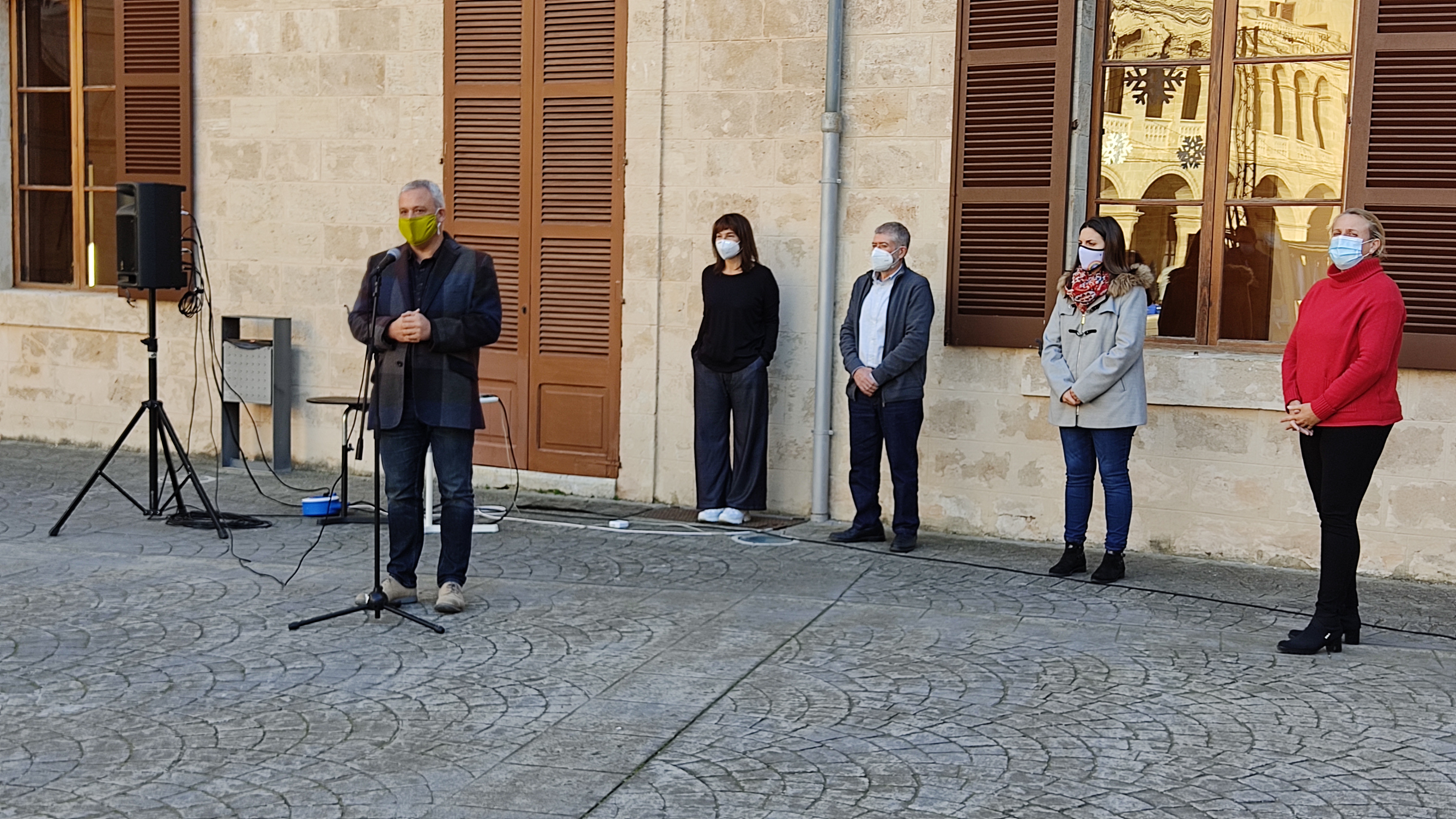 Representants del Consell de Mallorca (conseller Jaume Alzamora; director insular de Promoció Econòmica, Joan Font; la directora insular d'Artesania, Marta Jordà; i la directora insular de Turisme, Lucía Escribano, amb Joana Borràs, presidenta del Col·lectiu Moda Mallorca.