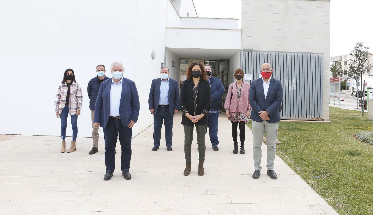 La presidenta Cladera i el conseller Serra es reuneixen amb el batle de Santa Margalida i el Consell Assessor de Turisme del municipi.