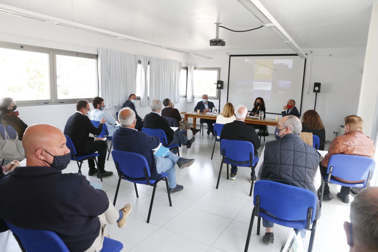La presidenta Cladera i el conseller Serra es reuneixen amb el batle de Santa Margalida i el Consell Assessor de Turisme del municipi.