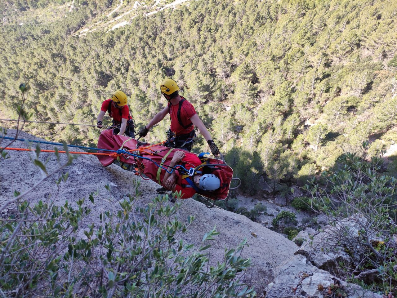El Grup de Rescat de Muntanya dels Bombers de Mallorca en acció.