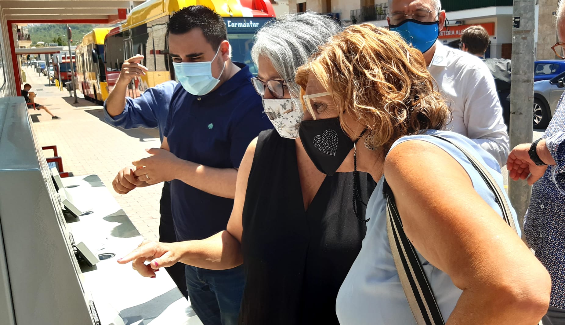 Presentació del primer panell informatiu turístic a Alcúdia.