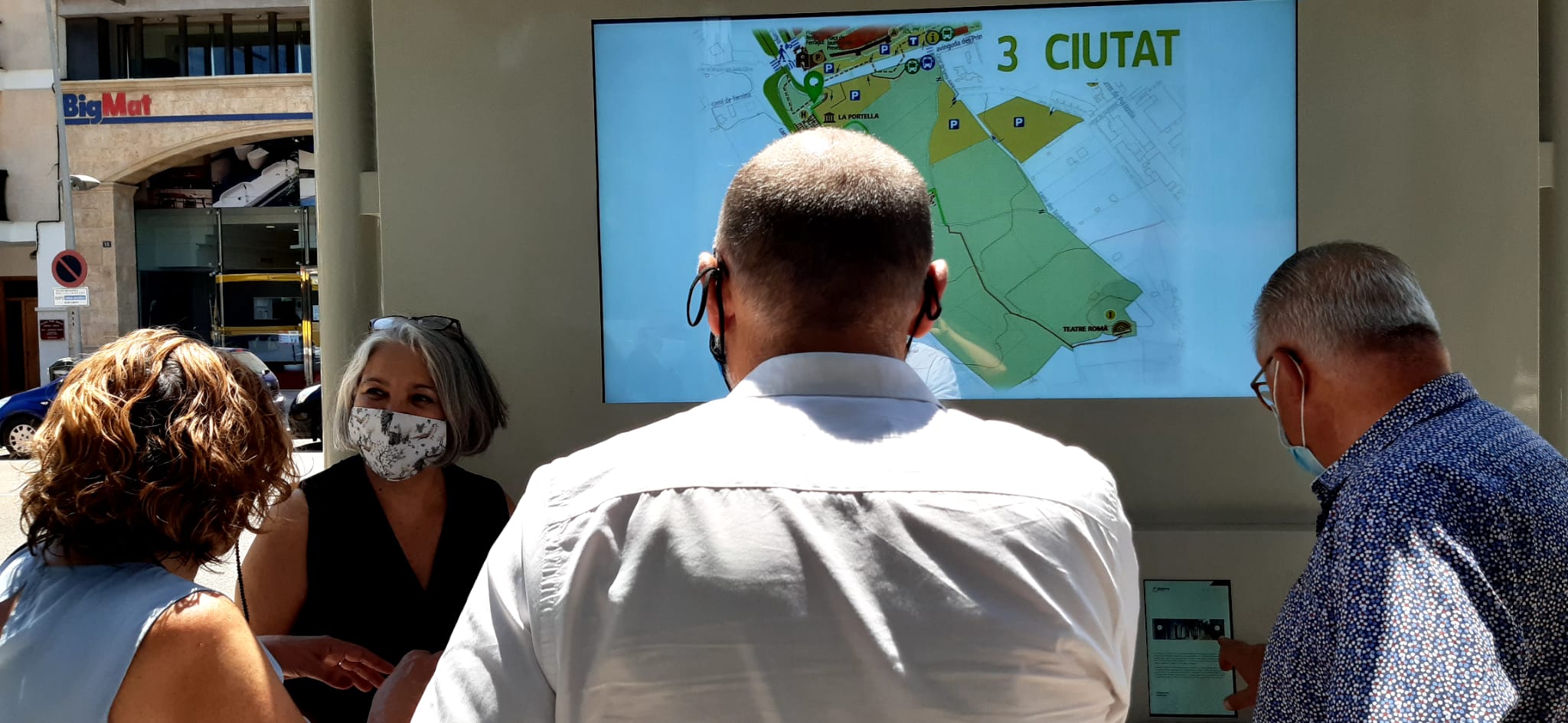 Presentació del primer panell informatiu turístic a Alcúdia.