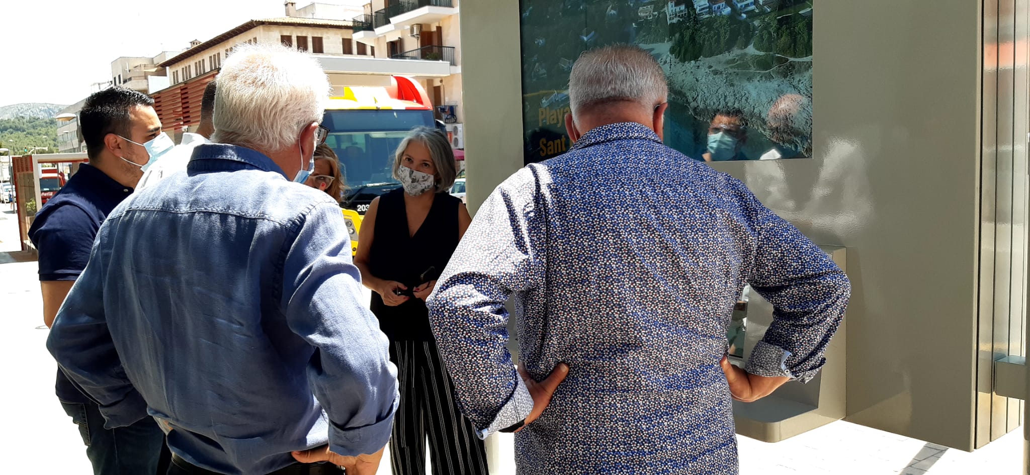 Presentació del primer panell informatiu turístic a Alcúdia.
