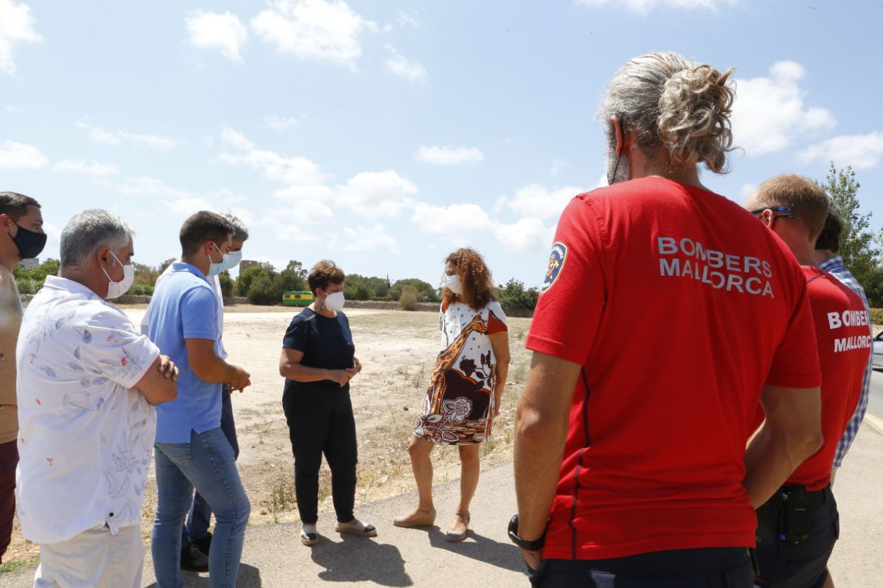Visita al solar donde se construirá el parque de bomberos.