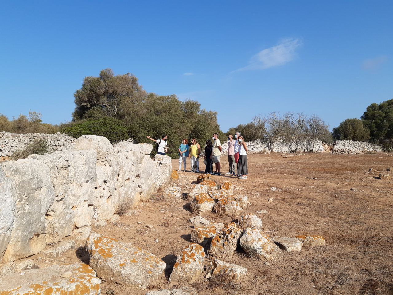Visita al jaciment talaiòtic dels Antigors de ses Salines.
