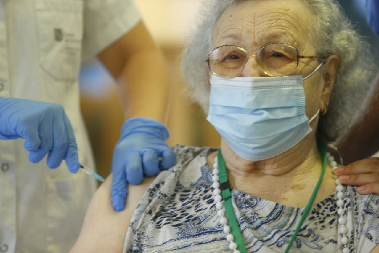 Avelina Serrano rep la tercera dosi del vaccí contra la covid.