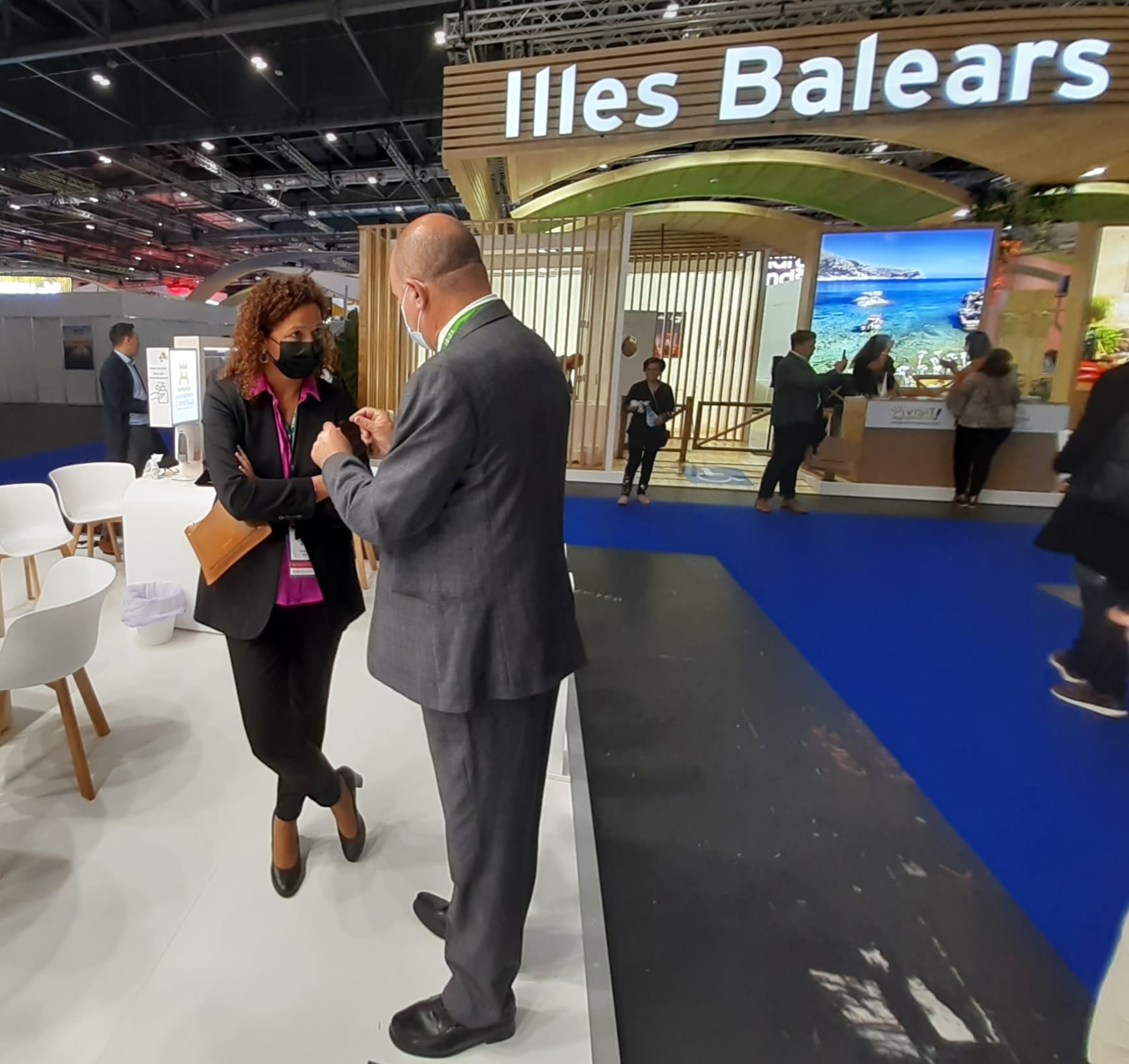 La presidenta Catalina Cladera a l'estand de les Illes Balears a la WTM 2021.