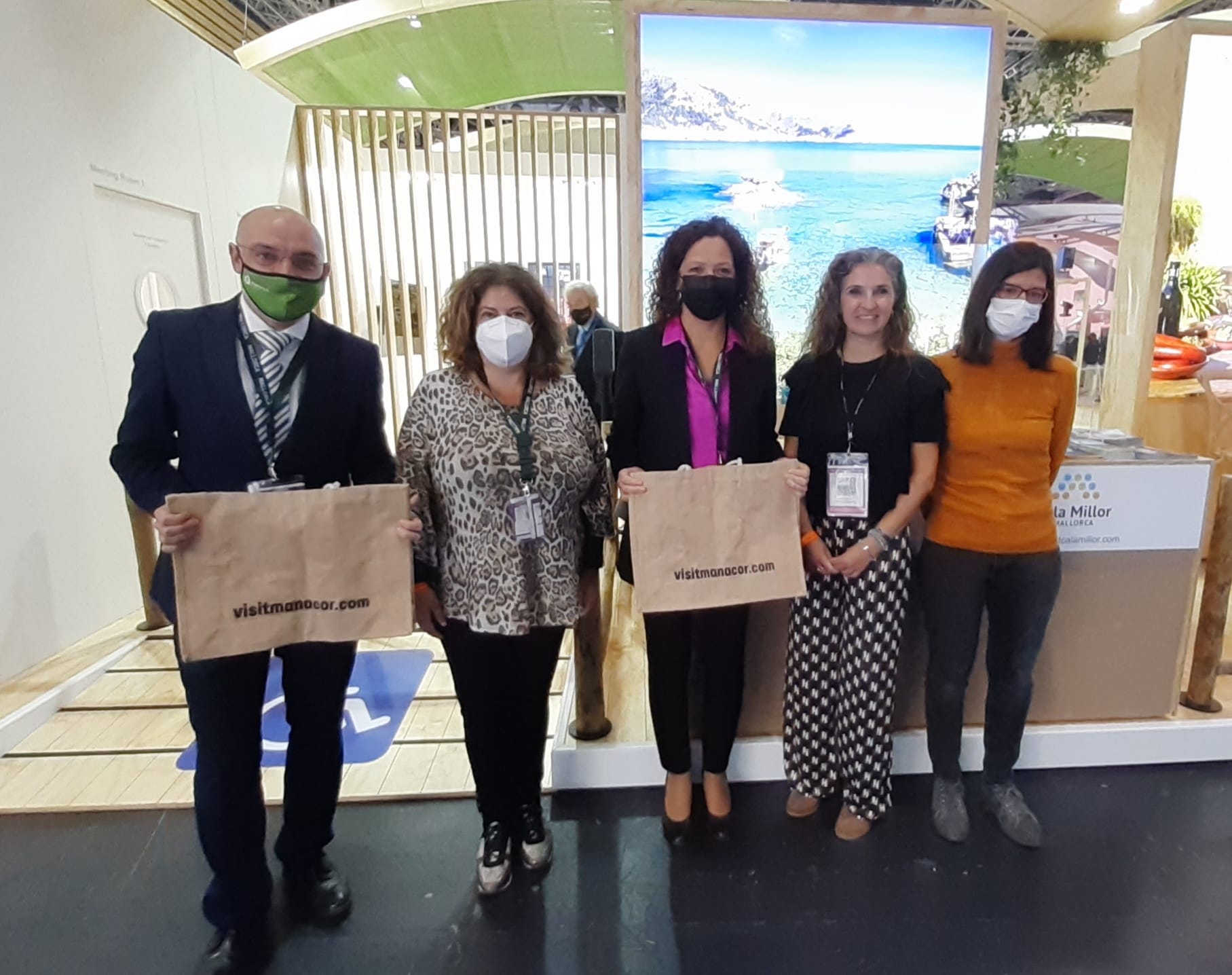 La presidenta Catalina Cladera i el conseller Andreu Serra amb un dels coexpositors de l'estand de les Illes Balears: l'Ajuntament de Manacor.