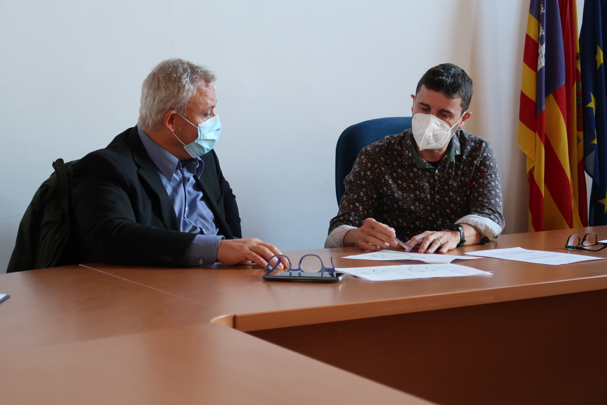 Reunió del conseller de Promoció Econòmica i Desenvolupament Local, Jaume Alzamora, amb el batle de l’Ajuntament d’Artà, Manolo Galán.