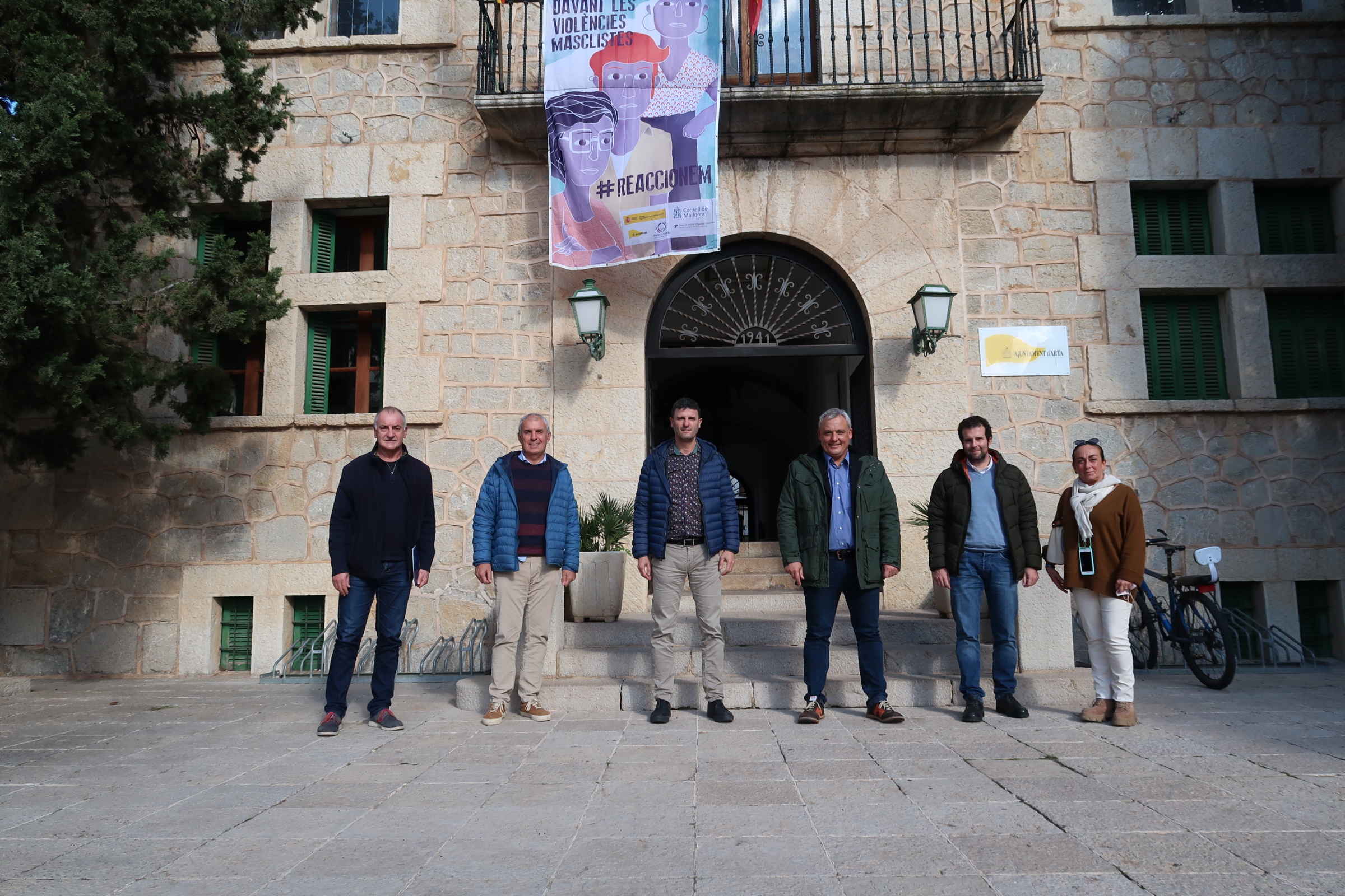 Reunió del conseller de Promoció Econòmica i Desenvolupament Local, Jaume Alzamora, amb el batle de l’Ajuntament d’Artà, Manolo Galán.