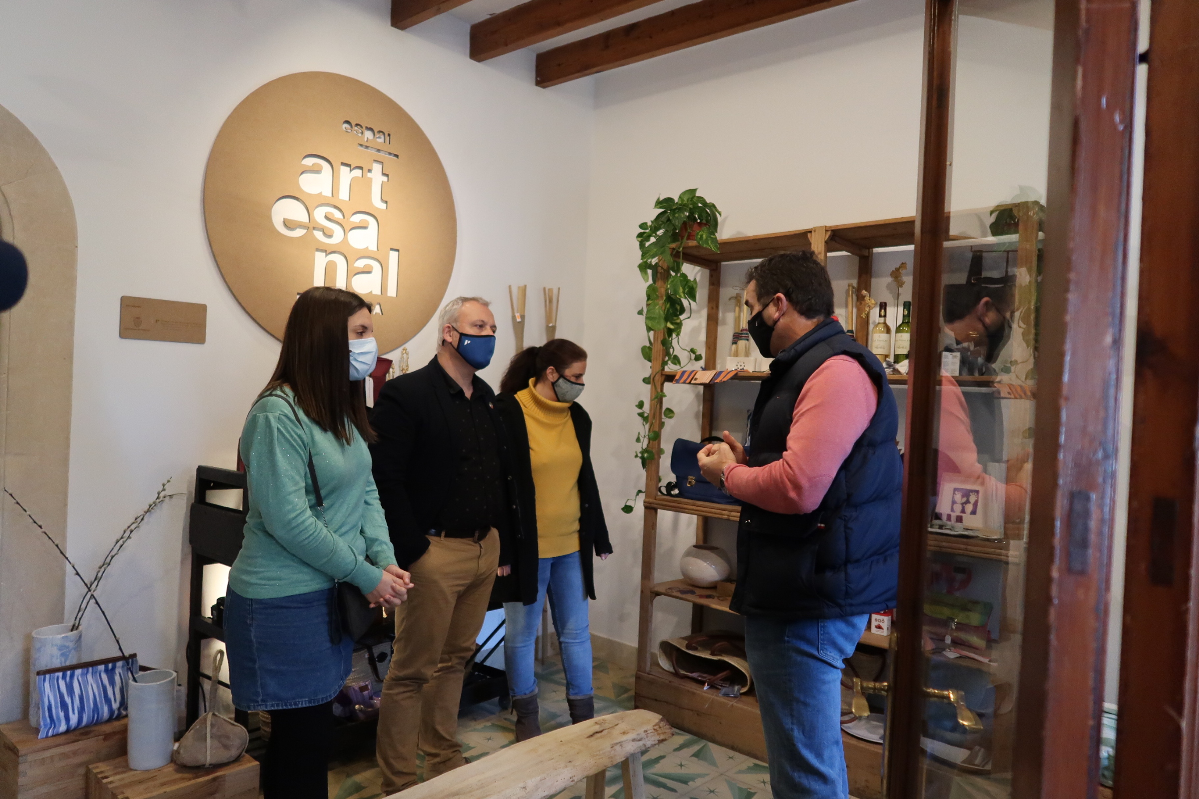 El conseller de Promoció Econòmica i Desenvolupament Local, Jaume Alzamora, el batle de Pollença, Bartomeu Cifre, i la directora de Comerç i Artesania, Marta Jordà, amb Anabel Ferrer, de l'Associació d'Artesans de Pollença.