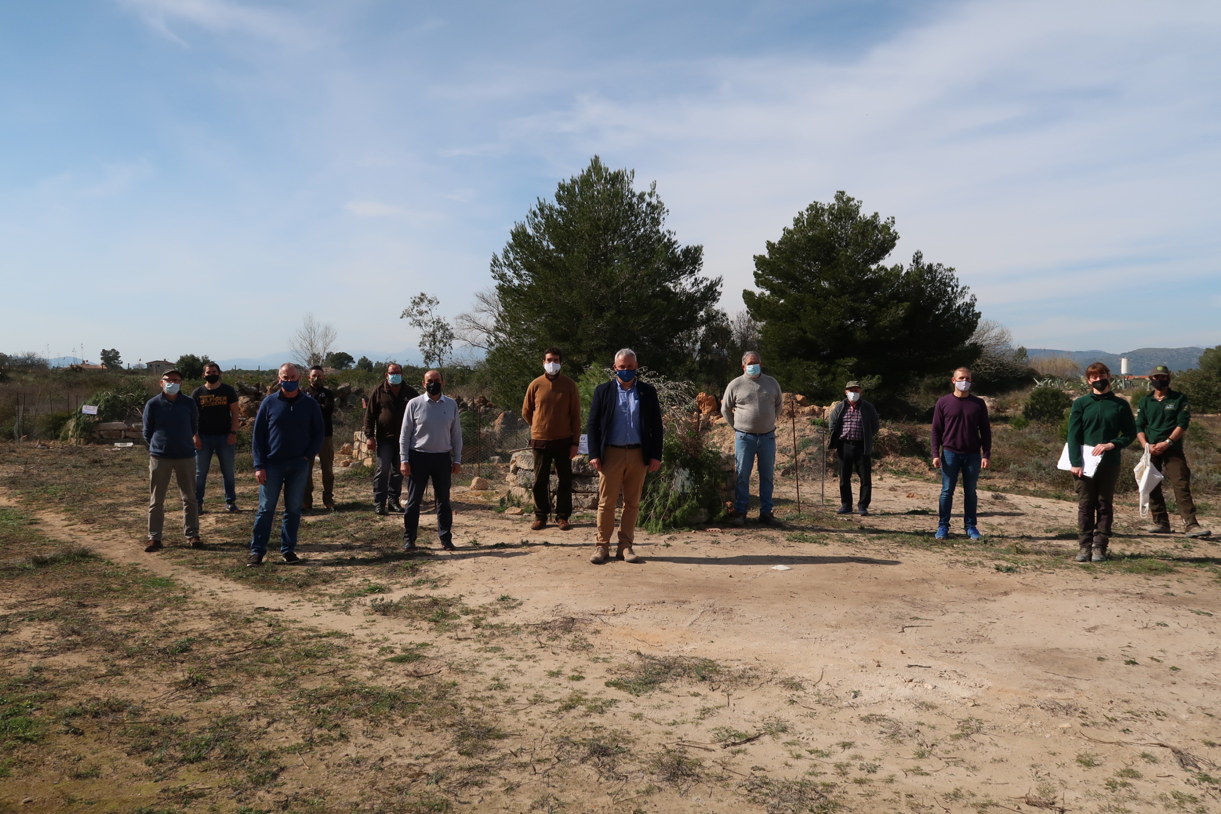 Representants del Consell i de l'Ajuntament amb membres de l'Associació de caçadors