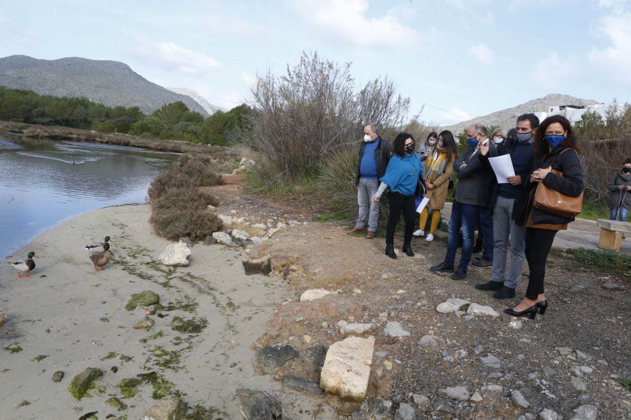 Els representants del Consell i el batle de Pollença han visitat el Centre de Turisme Ornitològic La Gola.