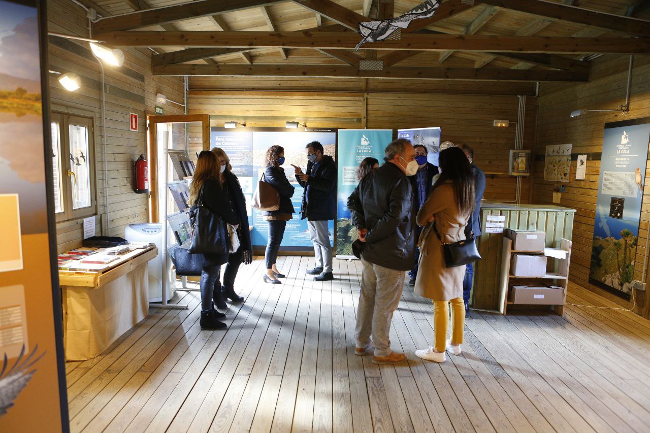 Els representants del Consell i el batle de Pollença han visitat el Centre de Turisme Ornitològic La Gola.