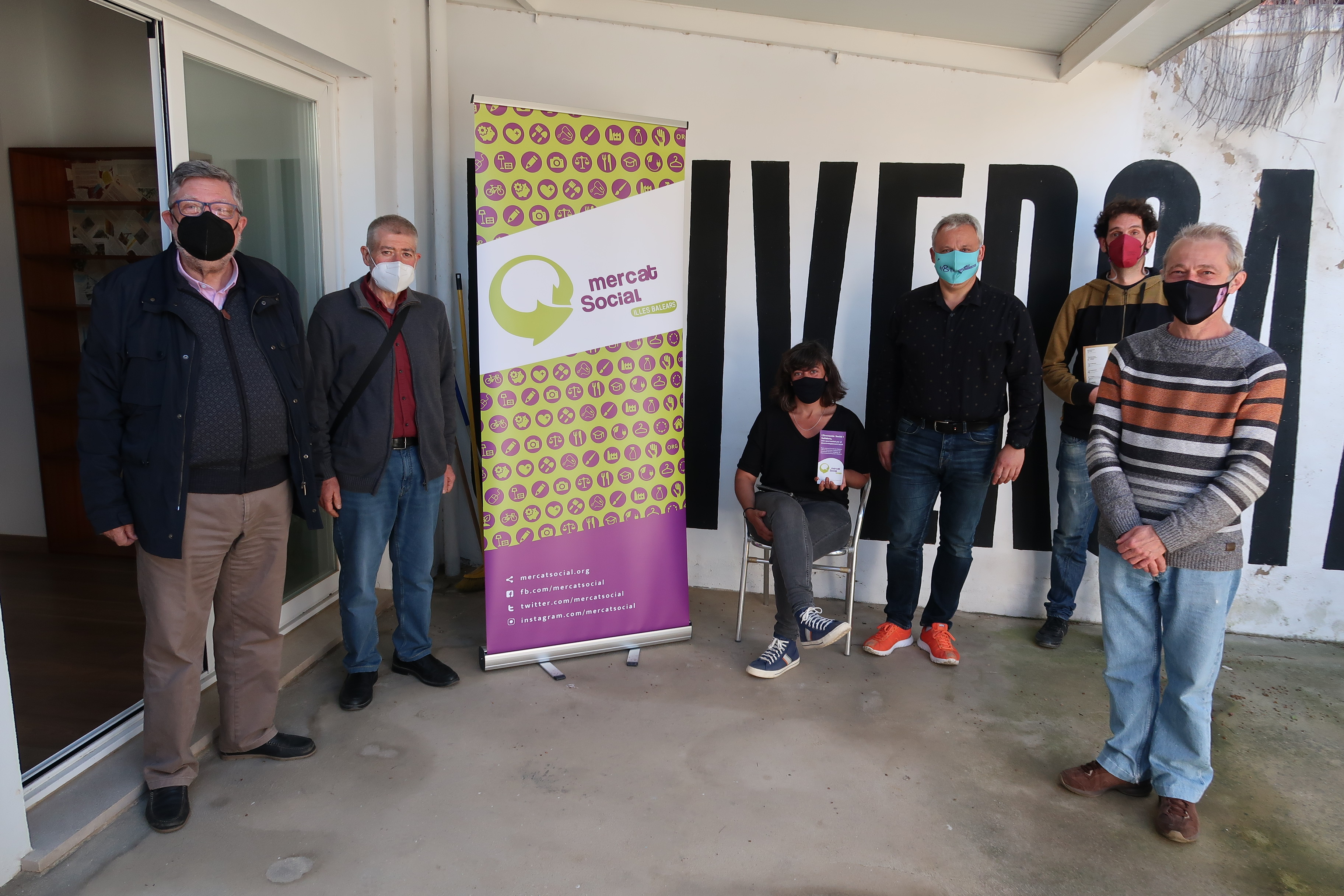 El conseller Alzamora amb membres de la xarxa de Mercat Social Illes Balears.