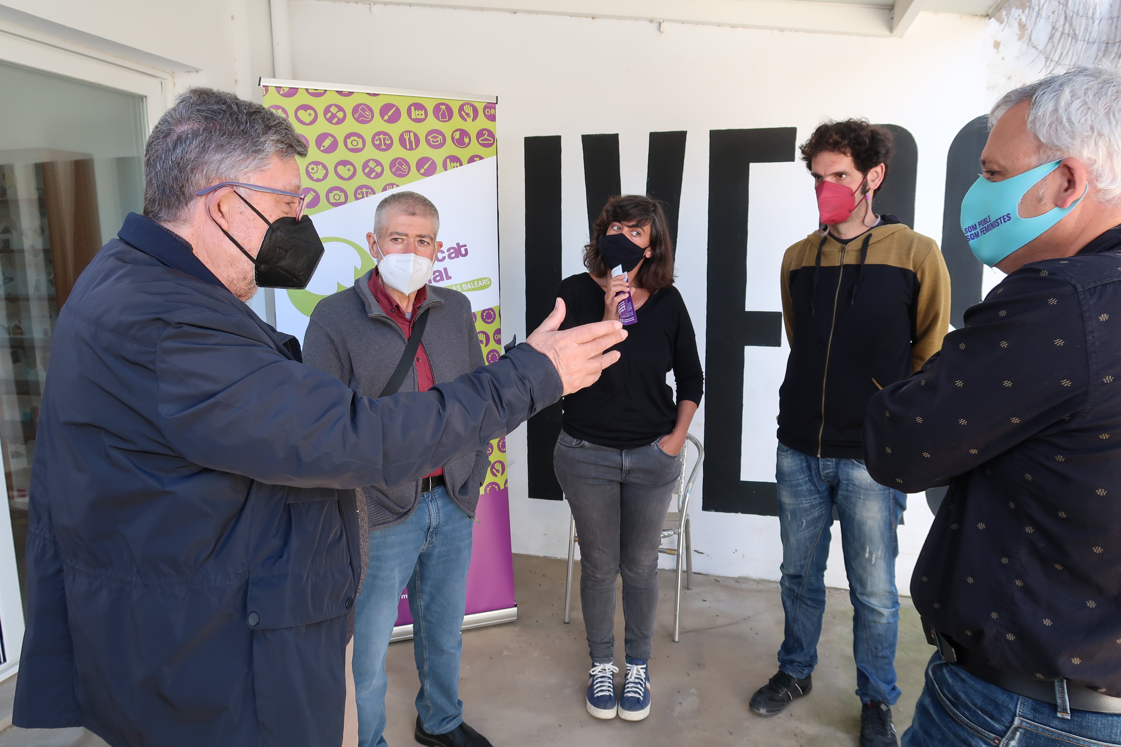 El conseller Alzamora amb membres de la xarxa de Mercat Social Illes Balears.